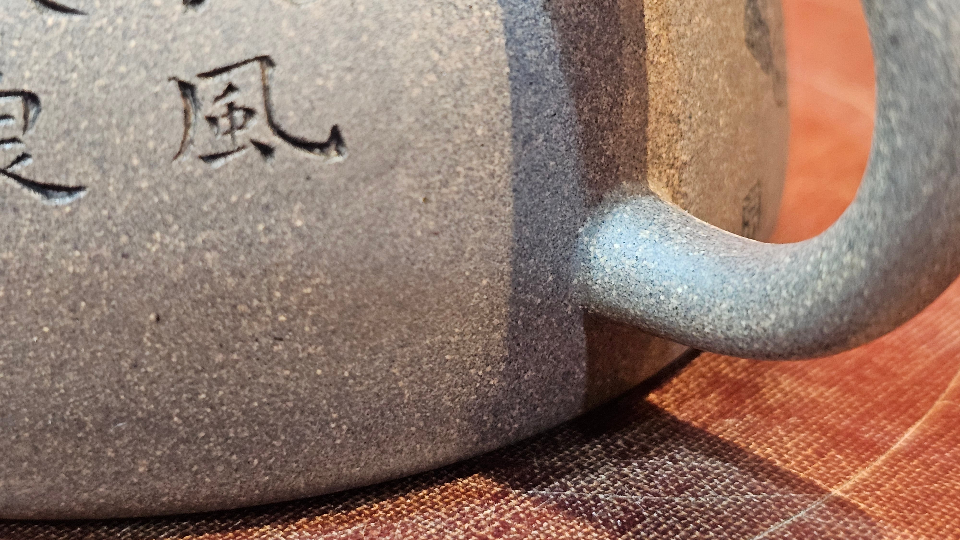 Ban Yue Hu《半月壶》~ "Half Moon Pot", 141.8ml, Qing Hui Duan 青灰段泥, by our Craftsman Zhang Huan 张欢, "Qing Gong Tu" 清供图 Engraving by Craftsman Nan Shan Lao Ren 南山老人 ~ Congratulations to!Mr T.A.! 2112hrs 12th August 2025, Samorin! Slovakia🇸🇰.