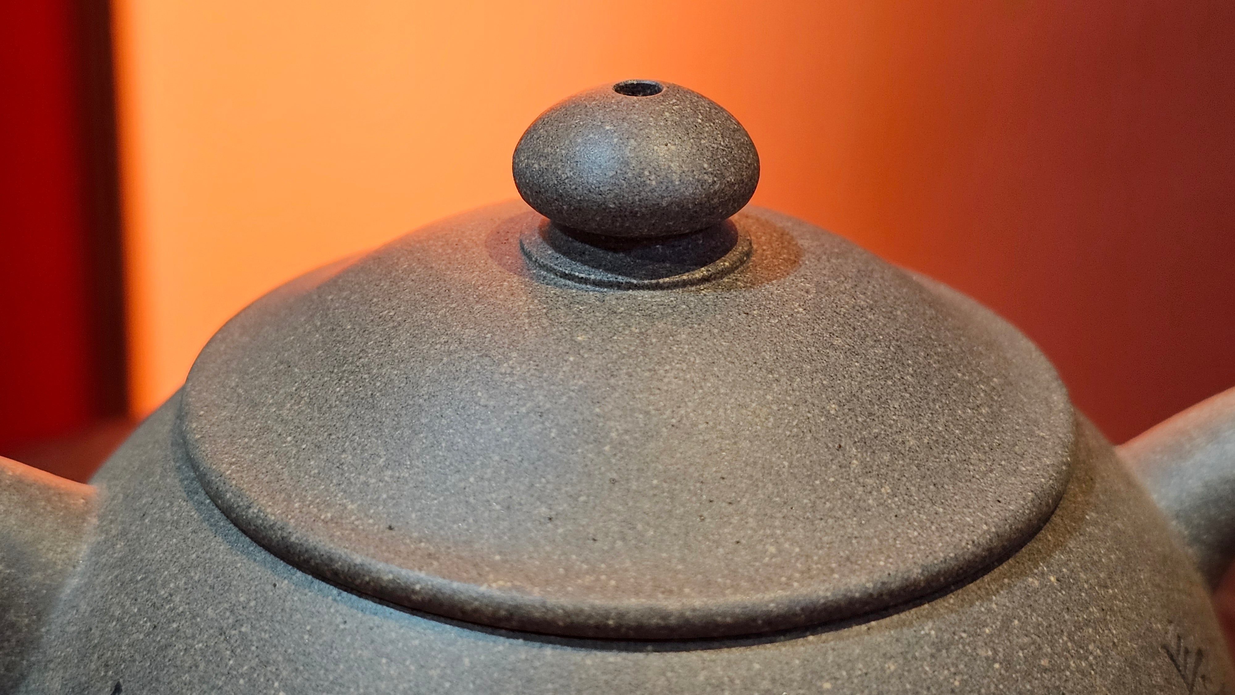 Ban Yue Hu《半月壶》~ "Half Moon Pot", 141.8ml, Qing Hui Duan 青灰段泥, by our Craftsman Zhang Huan 张欢, "Qing Gong Tu" 清供图 Engraving by Craftsman Nan Shan Lao Ren 南山老人 ~ Congratulations to!Mr T.A.! 2112hrs 12th August 2025, Samorin! Slovakia🇸🇰.