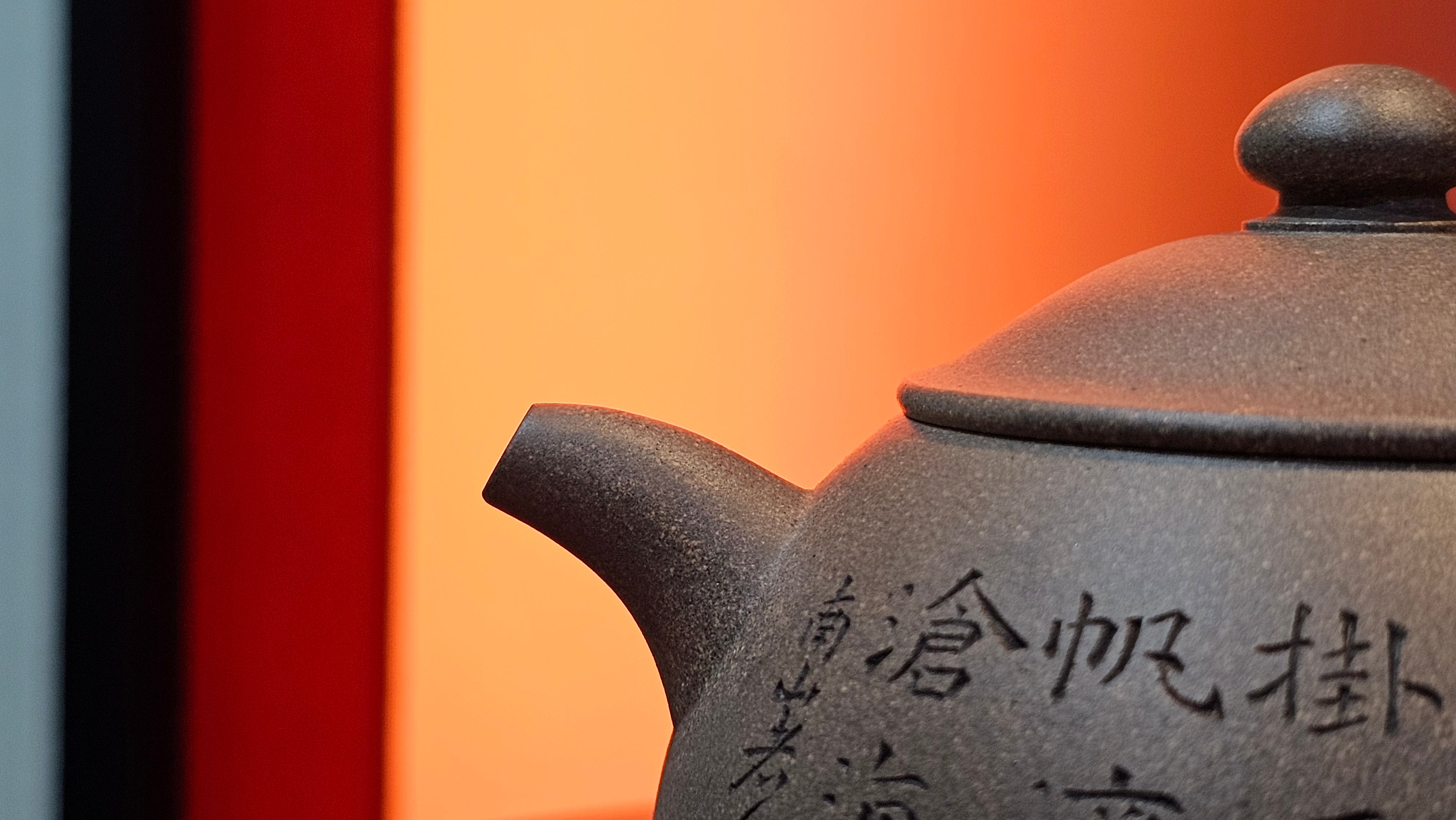 Ban Yue Hu《半月壶》~ "Half Moon Pot", 141.8ml, Qing Hui Duan 青灰段泥, by our Craftsman Zhang Huan 张欢, "Qing Gong Tu" 清供图 Engraving by Craftsman Nan Shan Lao Ren 南山老人 ~ Congratulations to!Mr T.A.! 2112hrs 12th August 2025, Samorin! Slovakia🇸🇰.