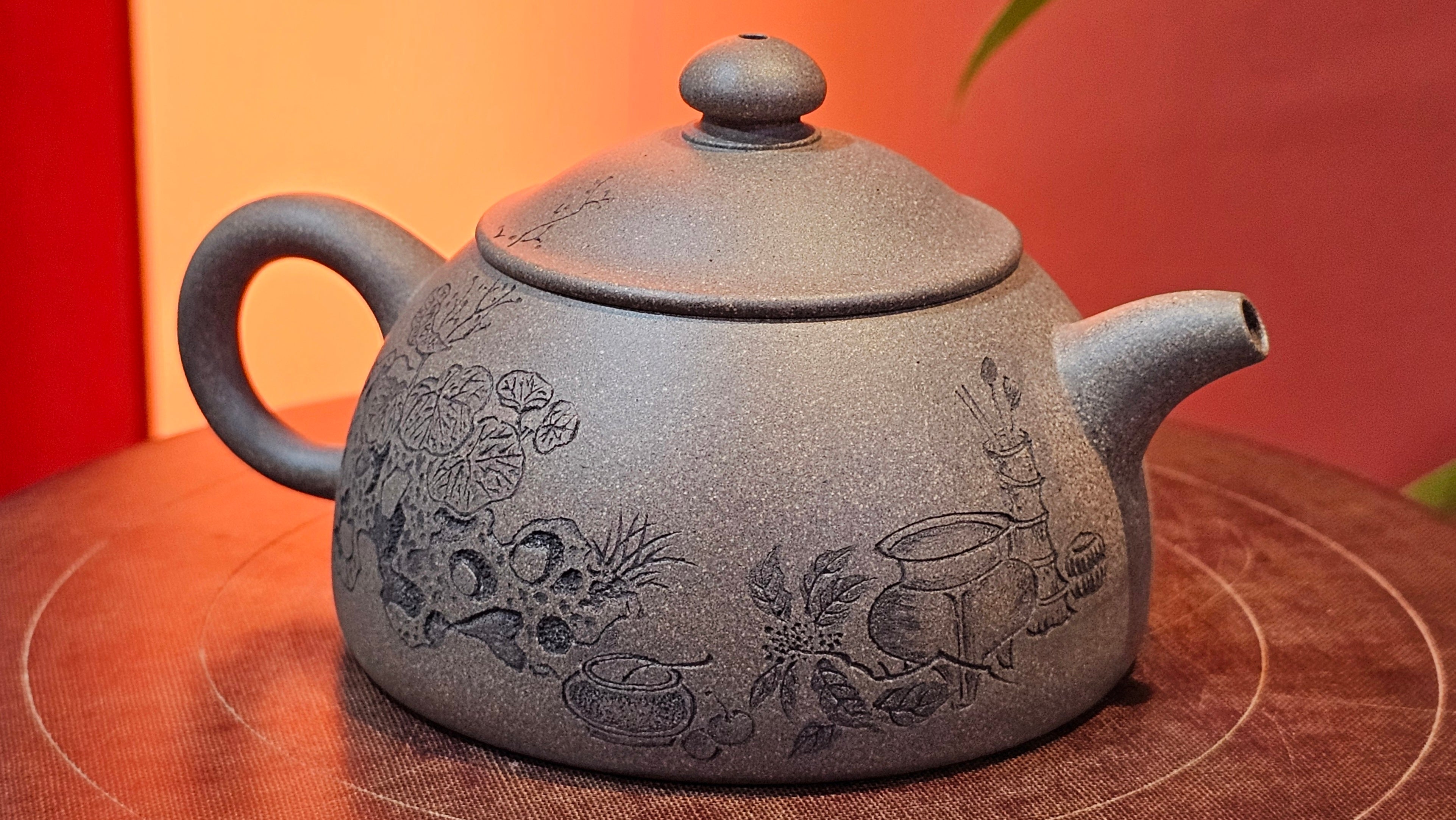 Ban Yue Hu《半月壶》~ "Half Moon Pot", 141.8ml, Qing Hui Duan 青灰段泥, by our Craftsman Zhang Huan 张欢, "Qing Gong Tu" 清供图 Engraving by Craftsman Nan Shan Lao Ren 南山老人 ~ Congratulations to!Mr T.A.! 2112hrs 12th August 2025, Samorin! Slovakia🇸🇰.