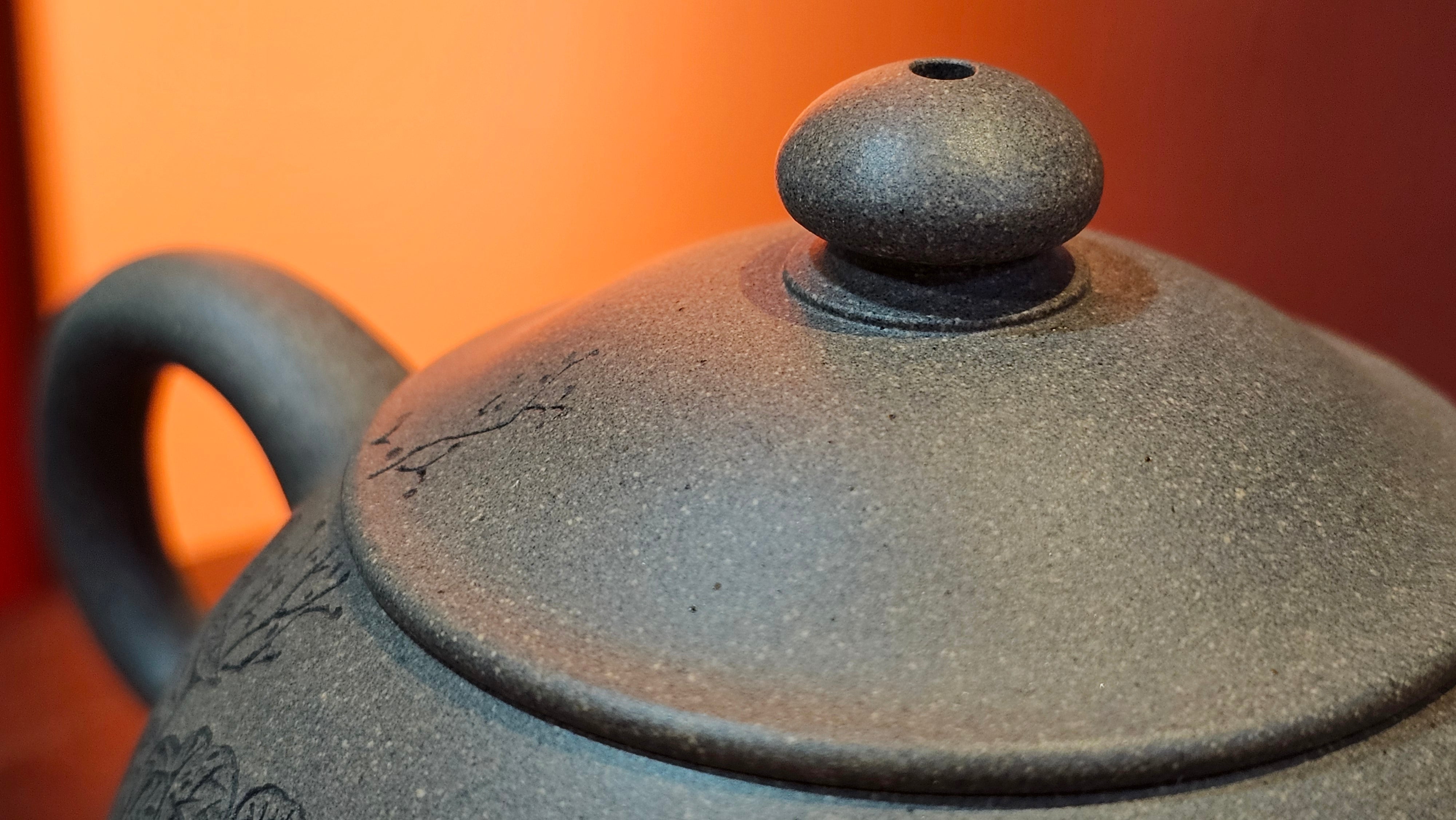 Ban Yue Hu《半月壶》~ "Half Moon Pot", 141.8ml, Qing Hui Duan 青灰段泥, by our Craftsman Zhang Huan 张欢, "Qing Gong Tu" 清供图 Engraving by Craftsman Nan Shan Lao Ren 南山老人 ~ Congratulations to!Mr T.A.! 2112hrs 12th August 2025, Samorin! Slovakia🇸🇰.