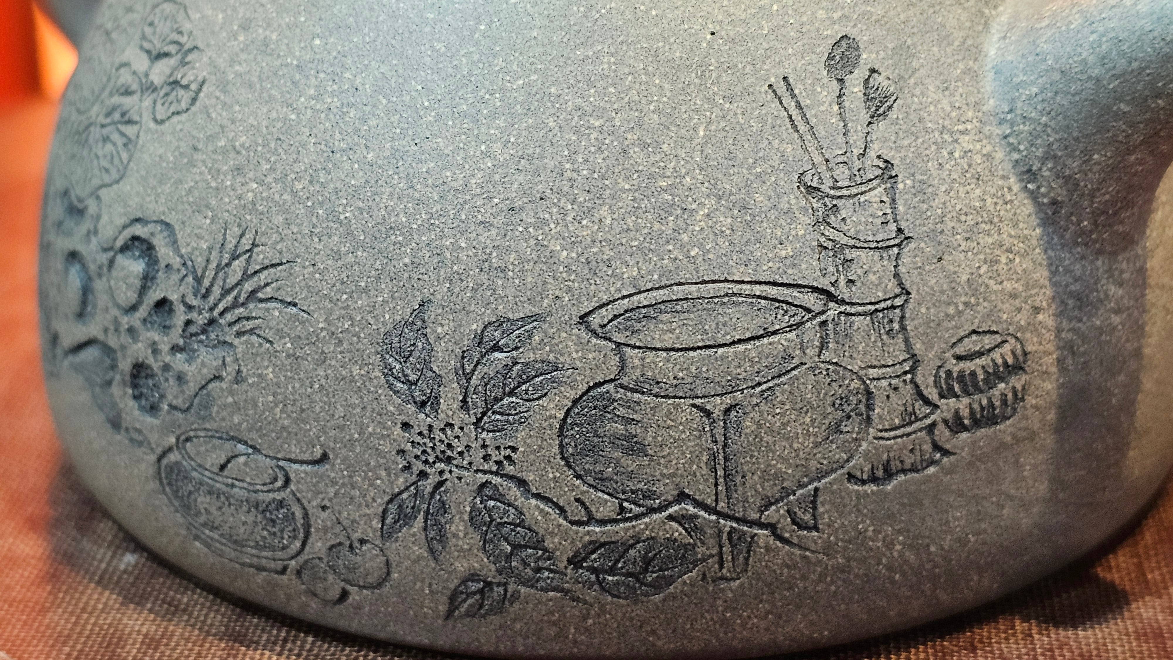 Ban Yue Hu《半月壶》~ "Half Moon Pot", 141.8ml, Qing Hui Duan 青灰段泥, by our Craftsman Zhang Huan 张欢, "Qing Gong Tu" 清供图 Engraving by Craftsman Nan Shan Lao Ren 南山老人 ~ Congratulations to!Mr T.A.! 2112hrs 12th August 2025, Samorin! Slovakia🇸🇰.