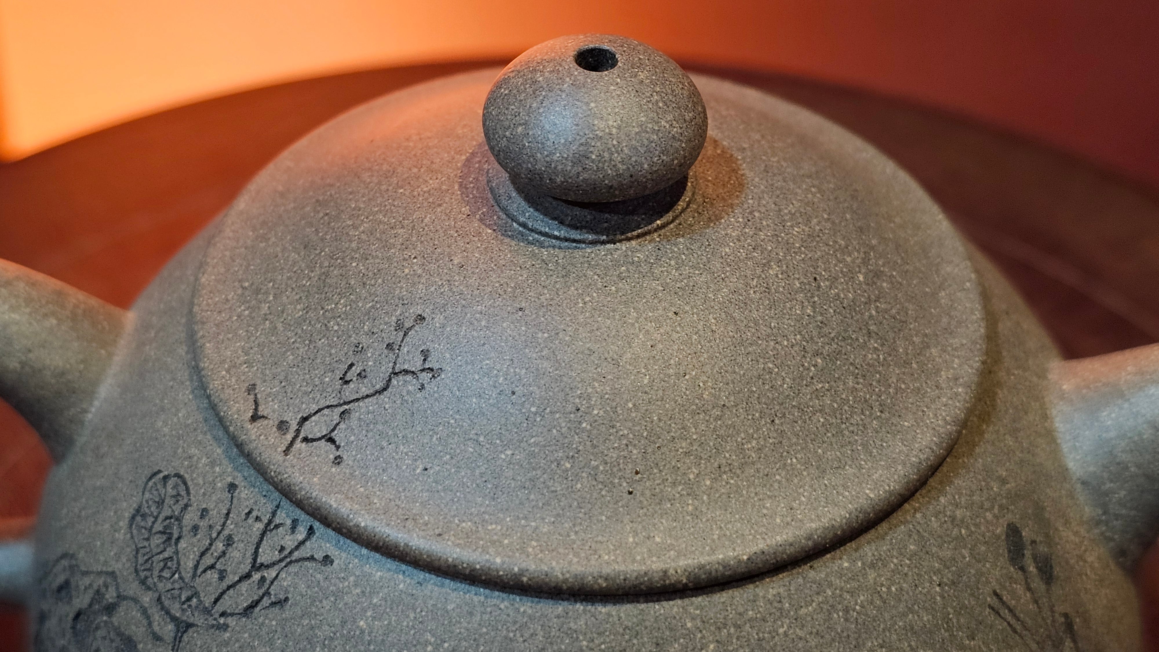 Ban Yue Hu《半月壶》~ "Half Moon Pot", 141.8ml, Qing Hui Duan 青灰段泥, by our Craftsman Zhang Huan 张欢, "Qing Gong Tu" 清供图 Engraving by Craftsman Nan Shan Lao Ren 南山老人 ~ Congratulations to!Mr T.A.! 2112hrs 12th August 2025, Samorin! Slovakia🇸🇰.