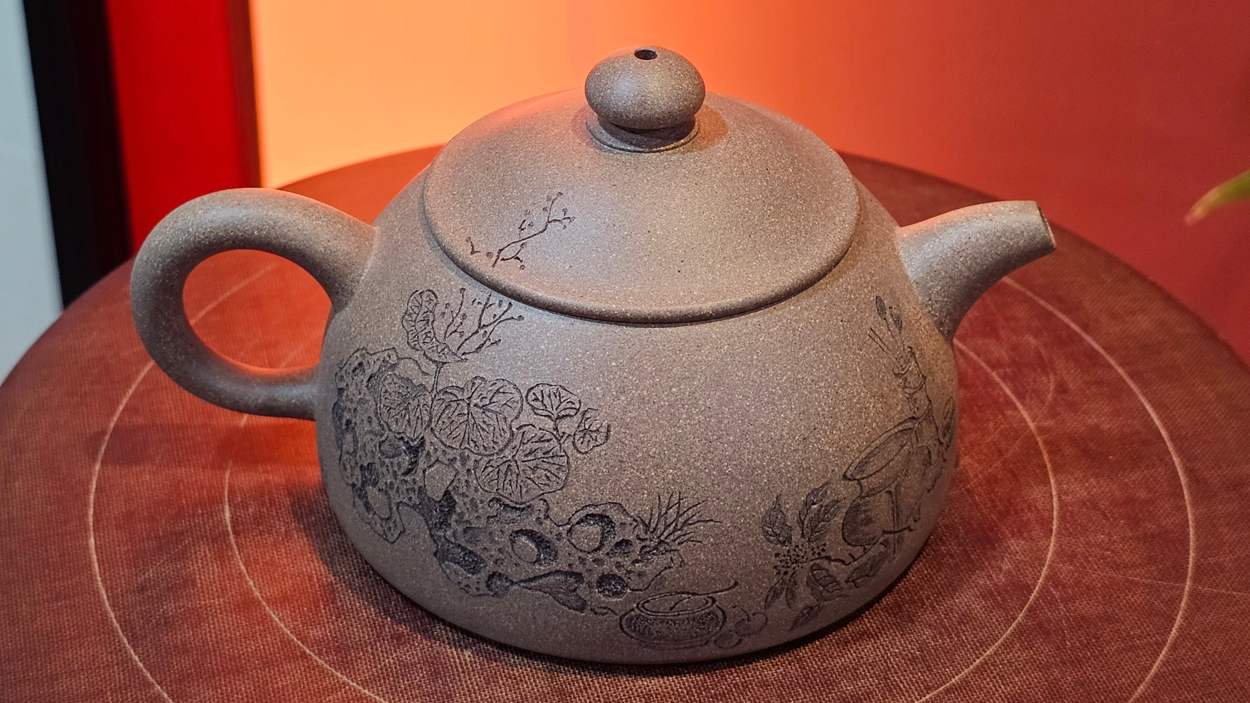 Ban Yue Hu《半月壶》~ "Half Moon Pot", 141.8ml, Qing Hui Duan 青灰段泥, by our Craftsman Zhang Huan 张欢, "Qing Gong Tu" 清供图 Engraving by Craftsman Nan Shan Lao Ren 南山老人 ~ Congratulations to!Mr T.A.! 2112hrs 12th August 2025, Samorin! Slovakia🇸🇰.
