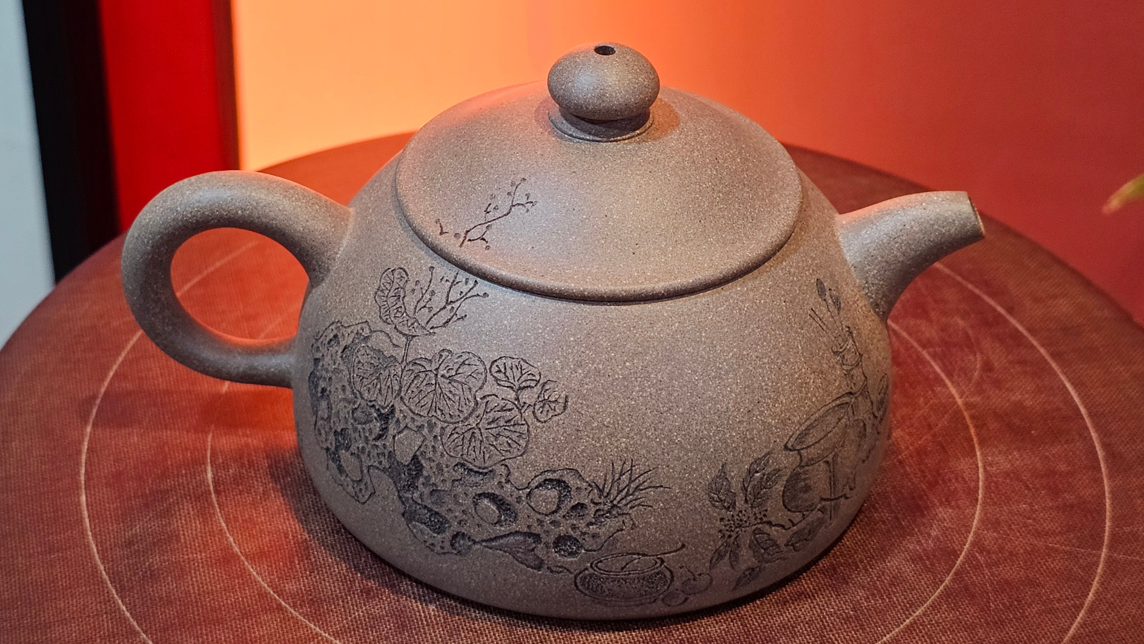 Ban Yue Hu《半月壶》~ "Half Moon Pot", 141.8ml, Qing Hui Duan 青灰段泥, by our Craftsman Zhang Huan 张欢, "Qing Gong Tu" 清供图 Engraving by Craftsman Nan Shan Lao Ren 南山老人 ~ Congratulations to!Mr T.A.! 2112hrs 12th August 2025, Samorin! Slovakia🇸🇰.