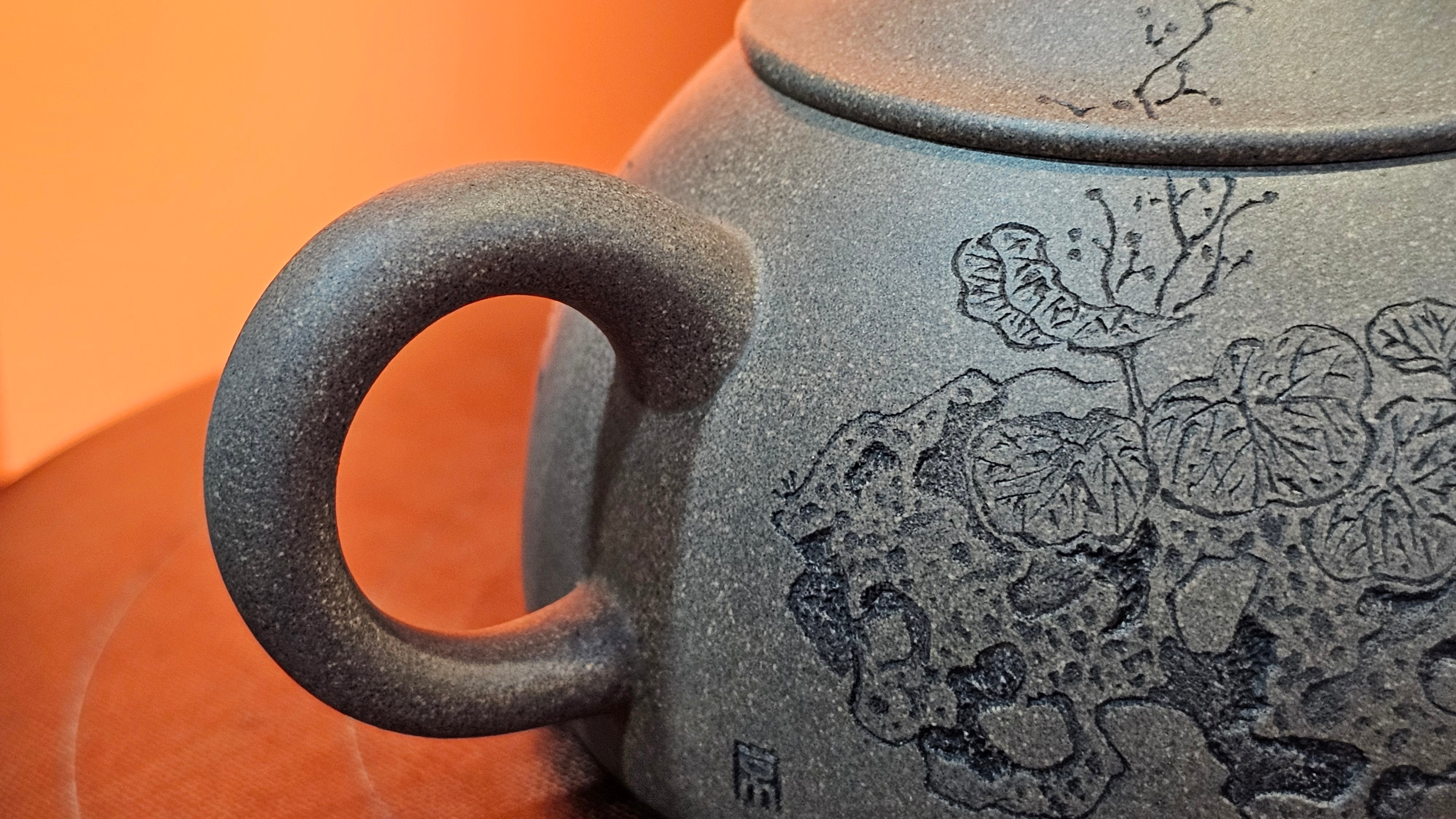 Ban Yue Hu《半月壶》~ "Half Moon Pot", 141.8ml, Qing Hui Duan 青灰段泥, by our Craftsman Zhang Huan 张欢, "Qing Gong Tu" 清供图 Engraving by Craftsman Nan Shan Lao Ren 南山老人 ~ Congratulations to!Mr T.A.! 2112hrs 12th August 2025, Samorin! Slovakia🇸🇰.