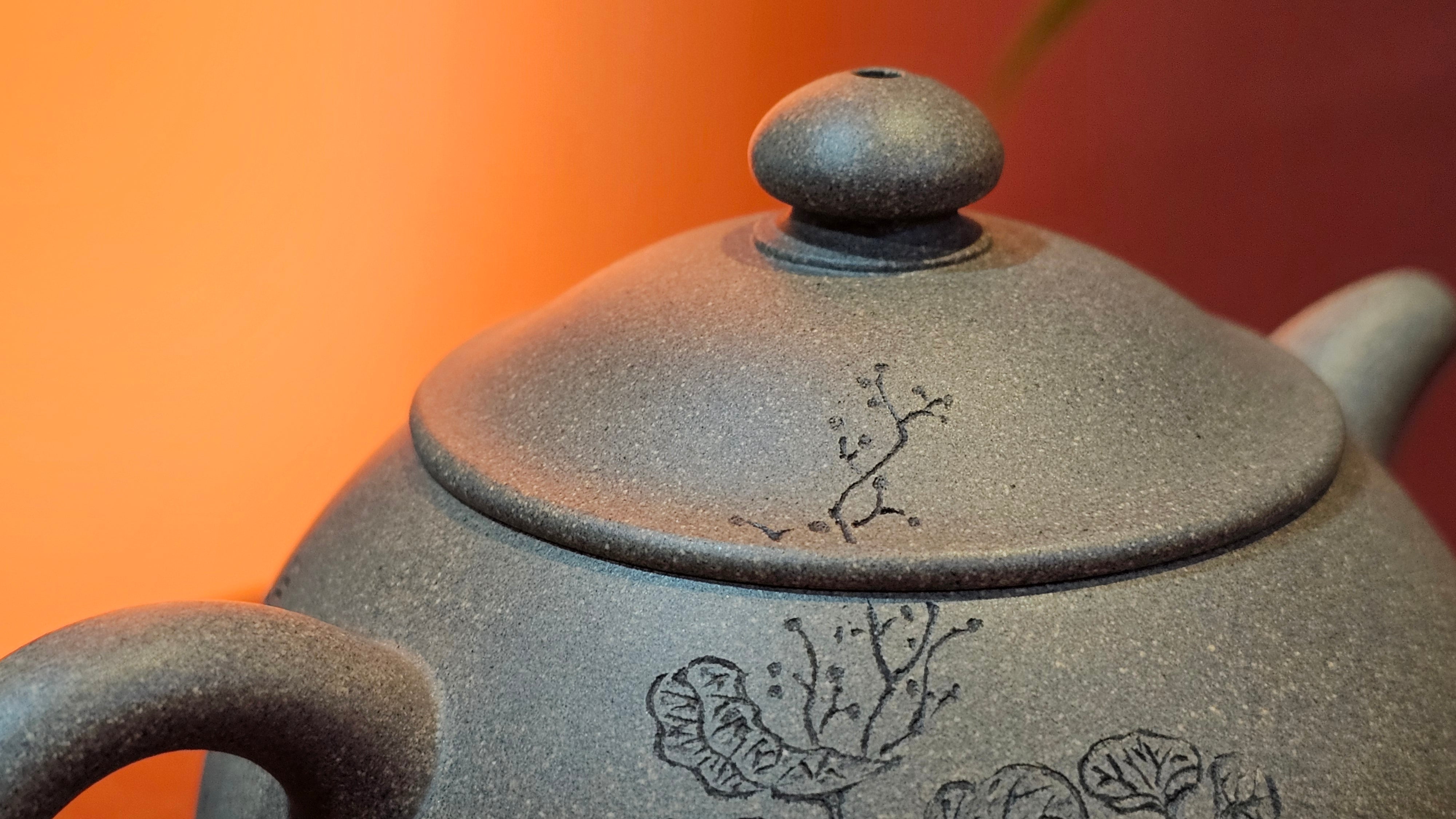 Ban Yue Hu《半月壶》~ "Half Moon Pot", 141.8ml, Qing Hui Duan 青灰段泥, by our Craftsman Zhang Huan 张欢, "Qing Gong Tu" 清供图 Engraving by Craftsman Nan Shan Lao Ren 南山老人 ~ Congratulations to!Mr T.A.! 2112hrs 12th August 2025, Samorin! Slovakia🇸🇰.