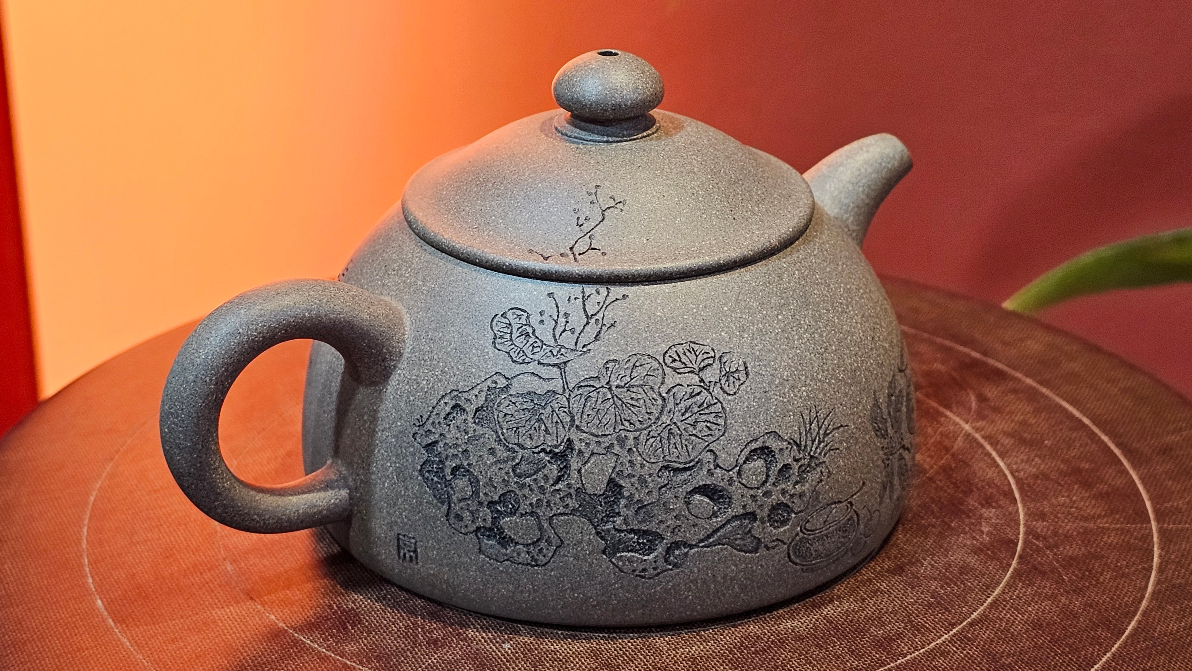 Ban Yue Hu《半月壶》~ "Half Moon Pot", 141.8ml, Qing Hui Duan 青灰段泥, by our Craftsman Zhang Huan 张欢, "Qing Gong Tu" 清供图 Engraving by Craftsman Nan Shan Lao Ren 南山老人 ~ Congratulations to!Mr T.A.! 2112hrs 12th August 2025, Samorin! Slovakia🇸🇰.