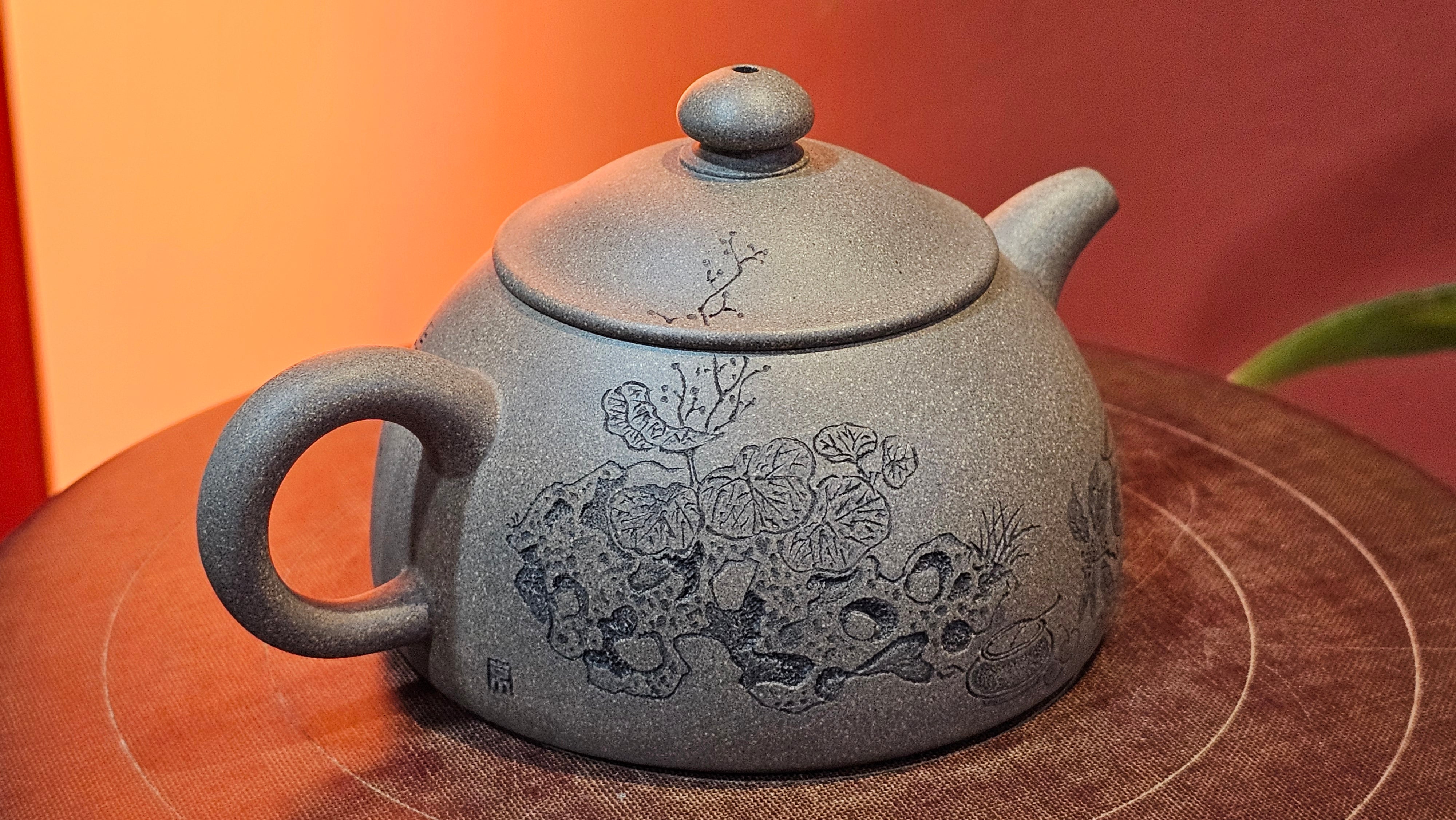 Ban Yue Hu《半月壶》~ "Half Moon Pot", 141.8ml, Qing Hui Duan 青灰段泥, by our Craftsman Zhang Huan 张欢, "Qing Gong Tu" 清供图 Engraving by Craftsman Nan Shan Lao Ren 南山老人 ~ Congratulations to!Mr T.A.! 2112hrs 12th August 2025, Samorin! Slovakia🇸🇰.