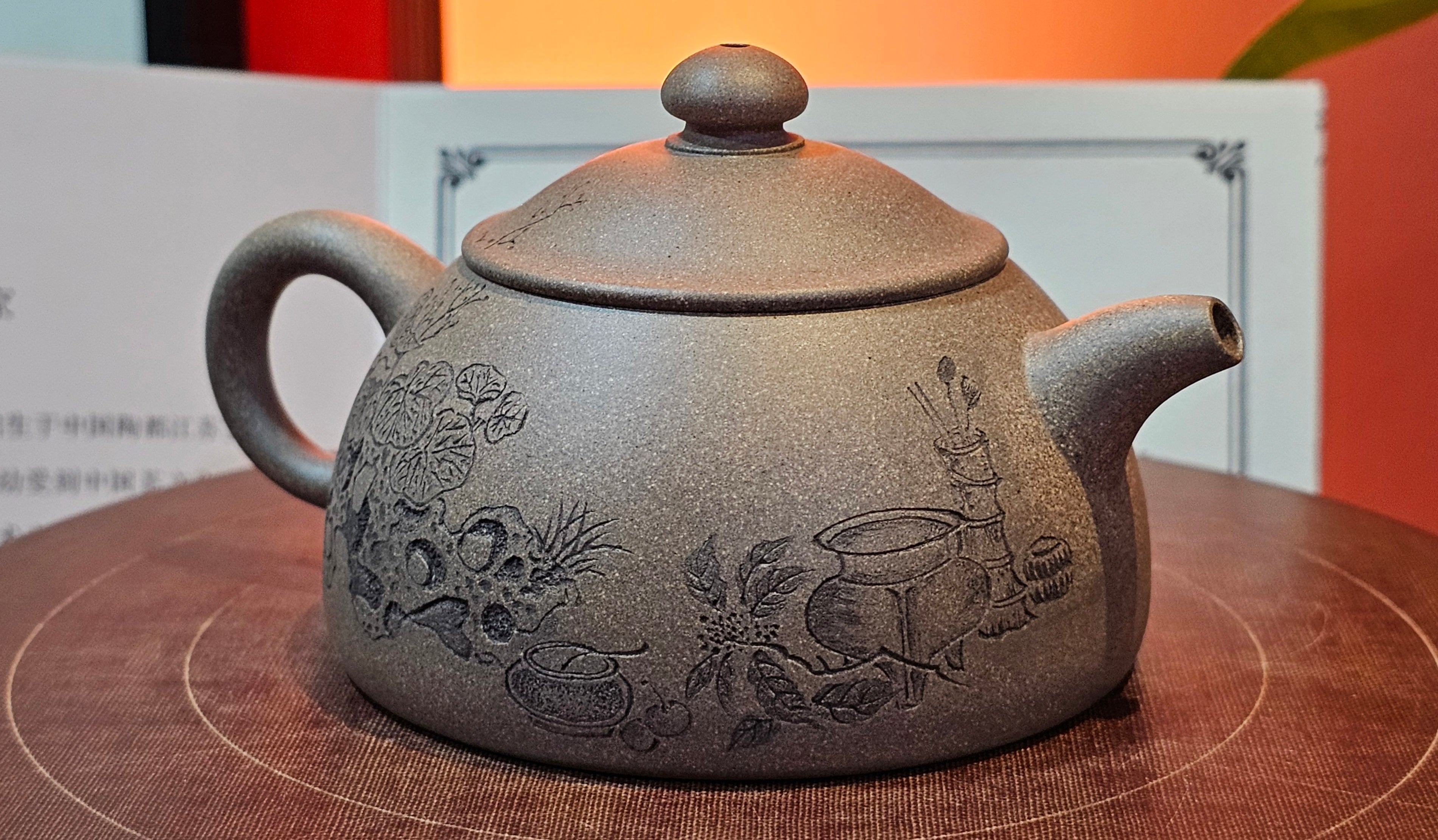 Ban Yue Hu《半月壶》~ "Half Moon Pot", 141.8ml, Qing Hui Duan 青灰段泥, by our Craftsman Zhang Huan 张欢, "Qing Gong Tu" 清供图 Engraving by Craftsman Nan Shan Lao Ren 南山老人 ~ Congratulations to!Mr T.A.! 2112hrs 12th August 2025, Samorin! Slovakia🇸🇰.