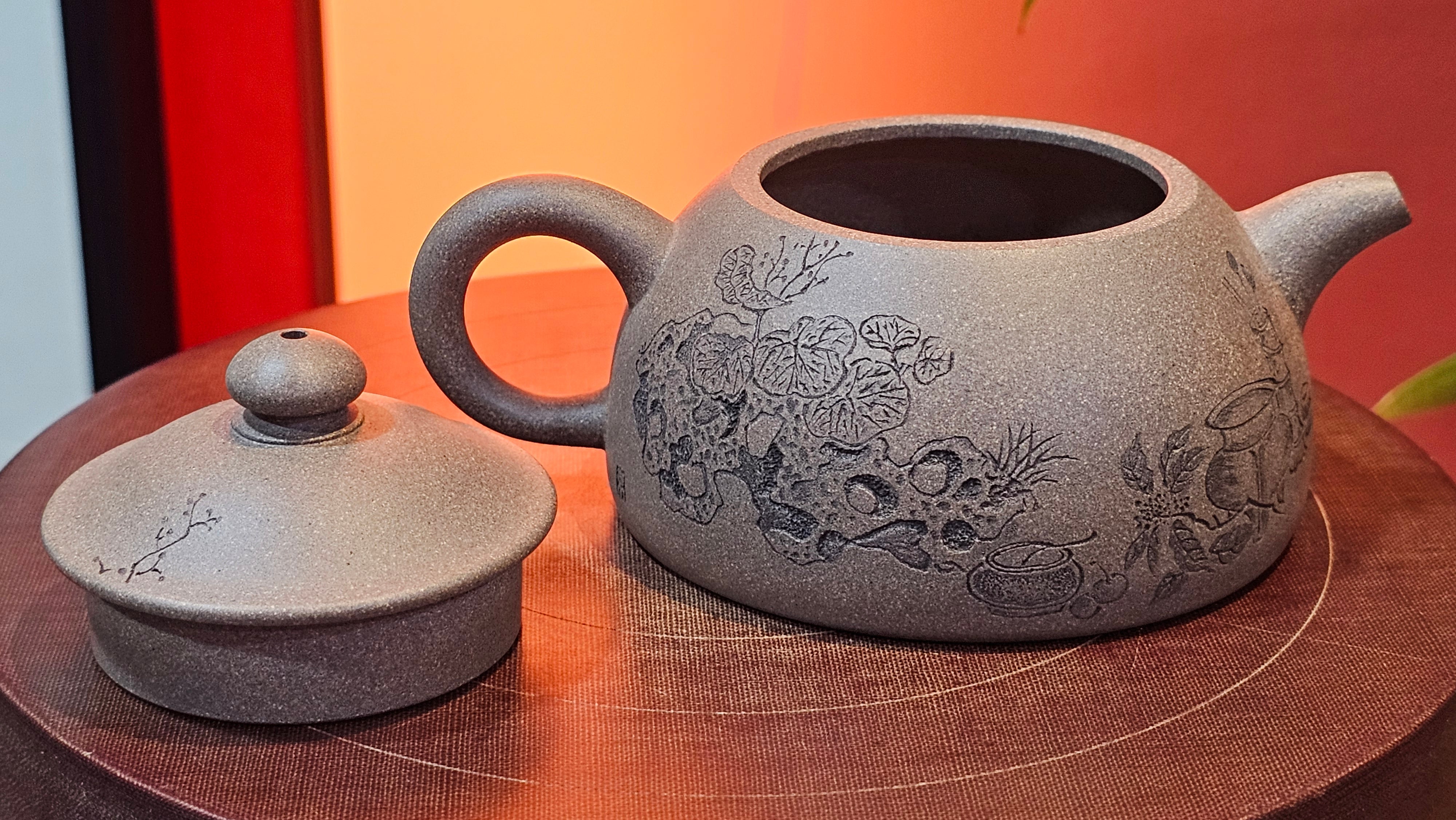Ban Yue Hu《半月壶》~ "Half Moon Pot", 141.8ml, Qing Hui Duan 青灰段泥, by our Craftsman Zhang Huan 张欢, "Qing Gong Tu" 清供图 Engraving by Craftsman Nan Shan Lao Ren 南山老人 ~ Congratulations to!Mr T.A.! 2112hrs 12th August 2025, Samorin! Slovakia🇸🇰.