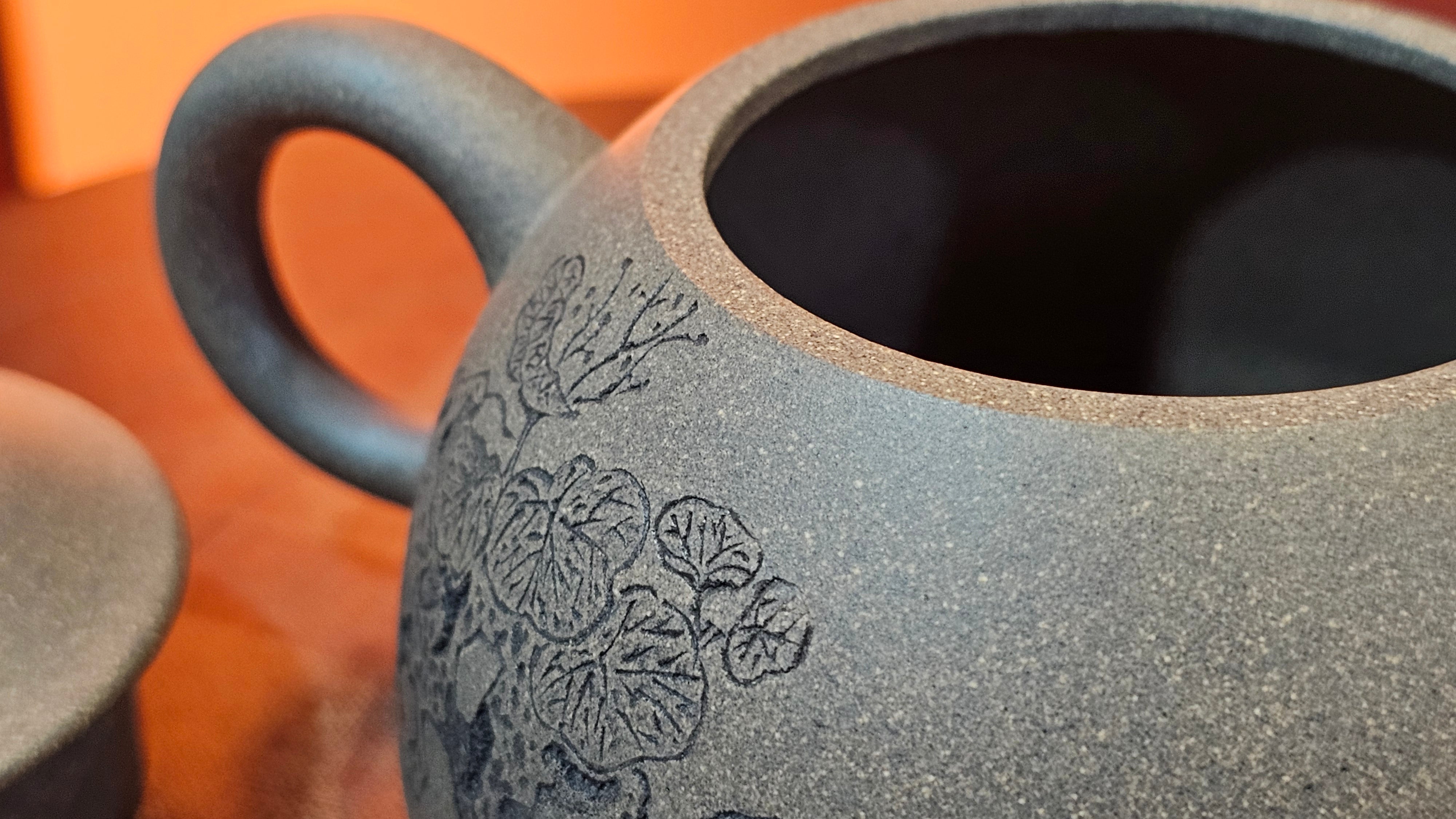 Ban Yue Hu《半月壶》~ "Half Moon Pot", 141.8ml, Qing Hui Duan 青灰段泥, by our Craftsman Zhang Huan 张欢, "Qing Gong Tu" 清供图 Engraving by Craftsman Nan Shan Lao Ren 南山老人 ~ Congratulations to!Mr T.A.! 2112hrs 12th August 2025, Samorin! Slovakia🇸🇰.