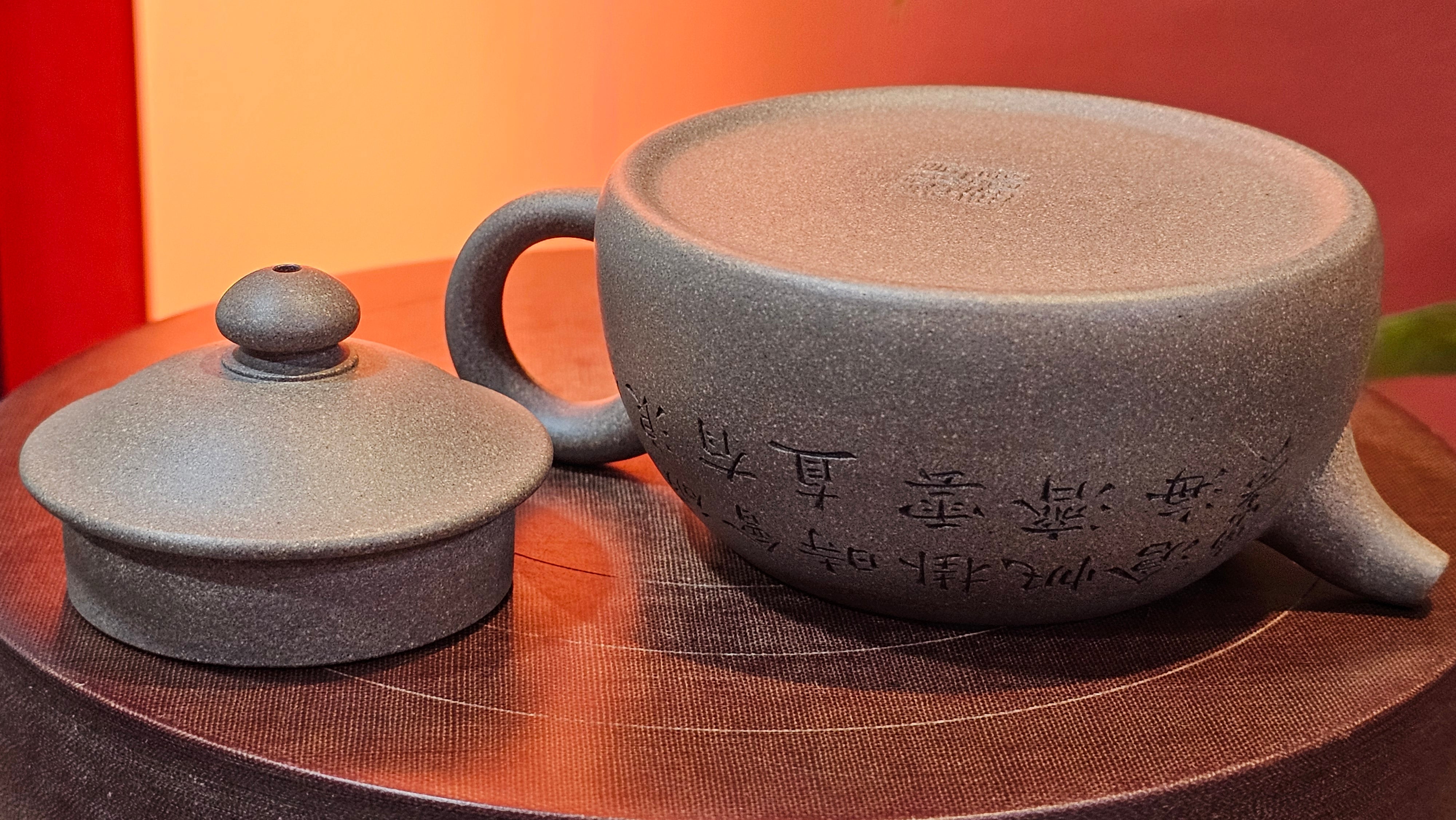 Ban Yue Hu《半月壶》~ "Half Moon Pot", 141.8ml, Qing Hui Duan 青灰段泥, by our Craftsman Zhang Huan 张欢, "Qing Gong Tu" 清供图 Engraving by Craftsman Nan Shan Lao Ren 南山老人 ~ Congratulations to!Mr T.A.! 2112hrs 12th August 2025, Samorin! Slovakia🇸🇰.