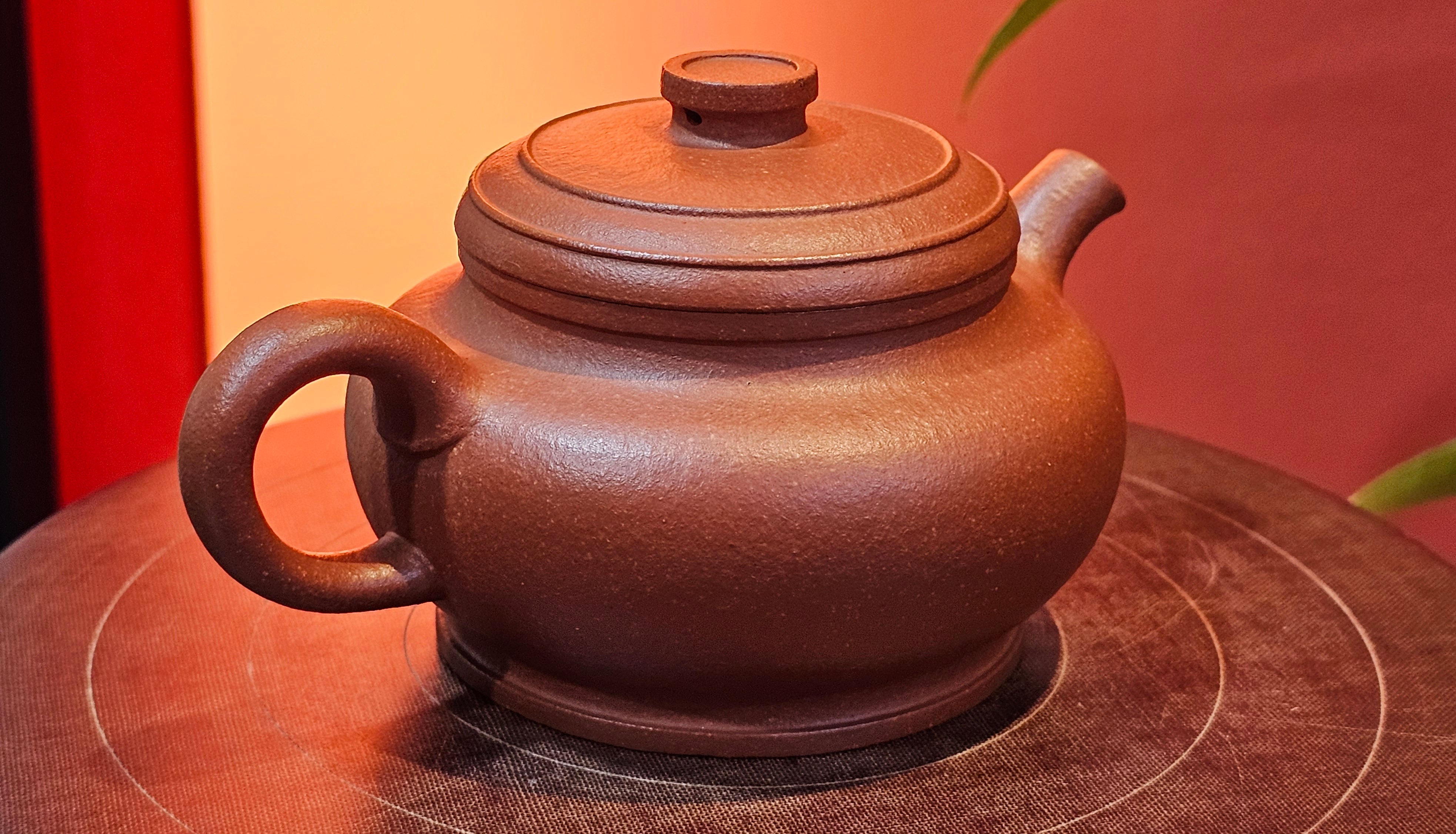 Song Jin Hu《颂金壶》, 151.5ml, Hong Jiang Po Ni 红降坡泥, by Craftsman Chen Gui Zhi 陈桂枝。(Red JiangPoNi rarer than Yellow JiangPoNi, XiaoMeiYao & ZhaoZhuang ZhuNi) ~ Congratulations to!Tea Sommr A.M., 1238hrs 16th August 2025, Padua, Italy🇮🇹!