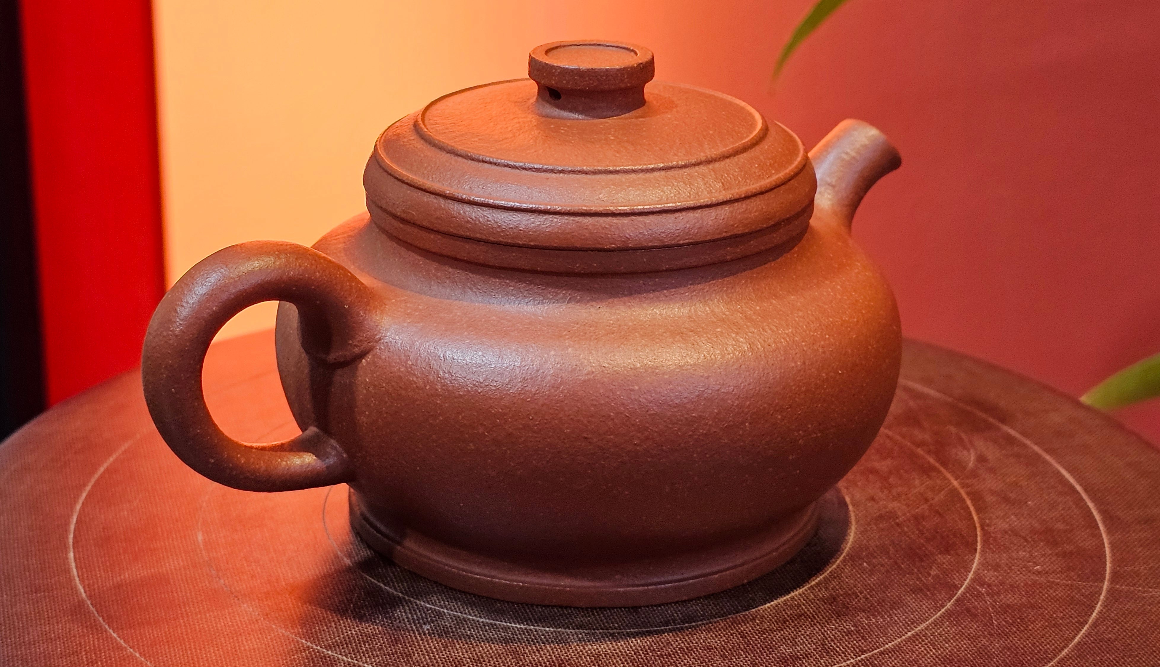 Song Jin Hu《颂金壶》, 151.5ml, Hong Jiang Po Ni 红降坡泥, by Craftsman Chen Gui Zhi 陈桂枝。(Red JiangPoNi rarer than Yellow JiangPoNi, XiaoMeiYao & ZhaoZhuang ZhuNi) ~ Congratulations to!Tea Sommr A.M., 1238hrs 16th August 2025, Padua, Italy🇮🇹!