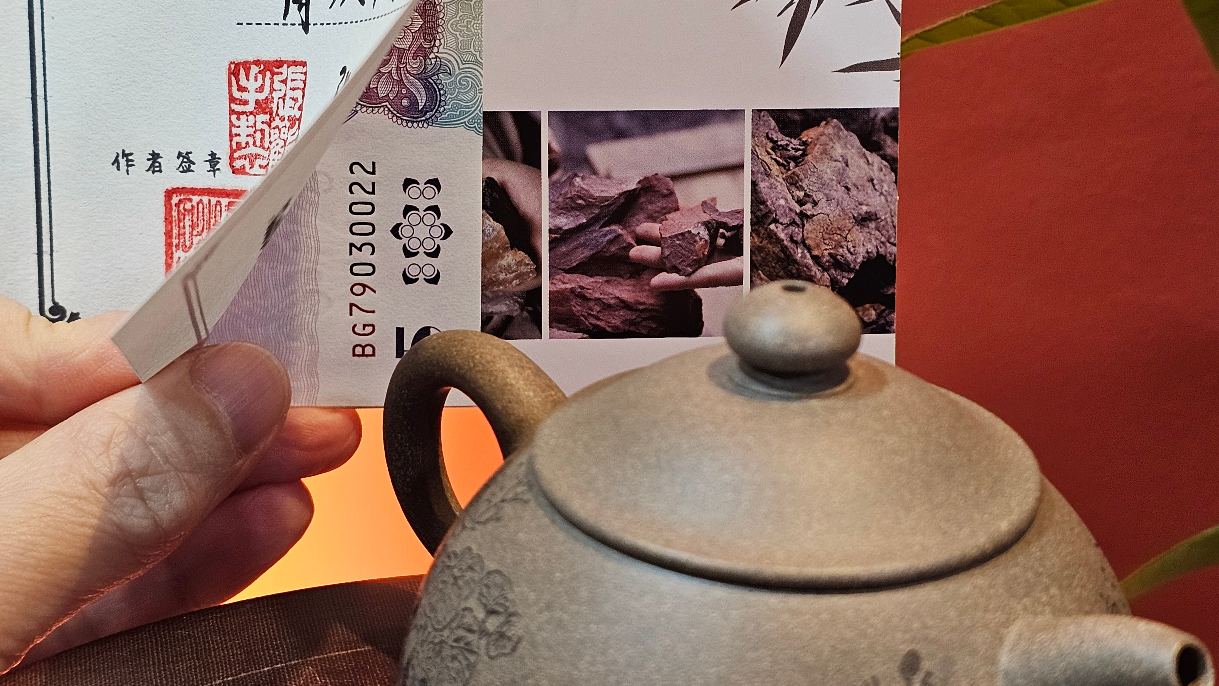 Ban Yue Hu《半月壶》~ "Half Moon Pot", 141.8ml, Qing Hui Duan 青灰段泥, by our Craftsman Zhang Huan 张欢, "Qing Gong Tu" 清供图 Engraving by Craftsman Nan Shan Lao Ren 南山老人 ~ Congratulations to!Mr T.A.! 2112hrs 12th August 2025, Samorin! Slovakia🇸🇰.