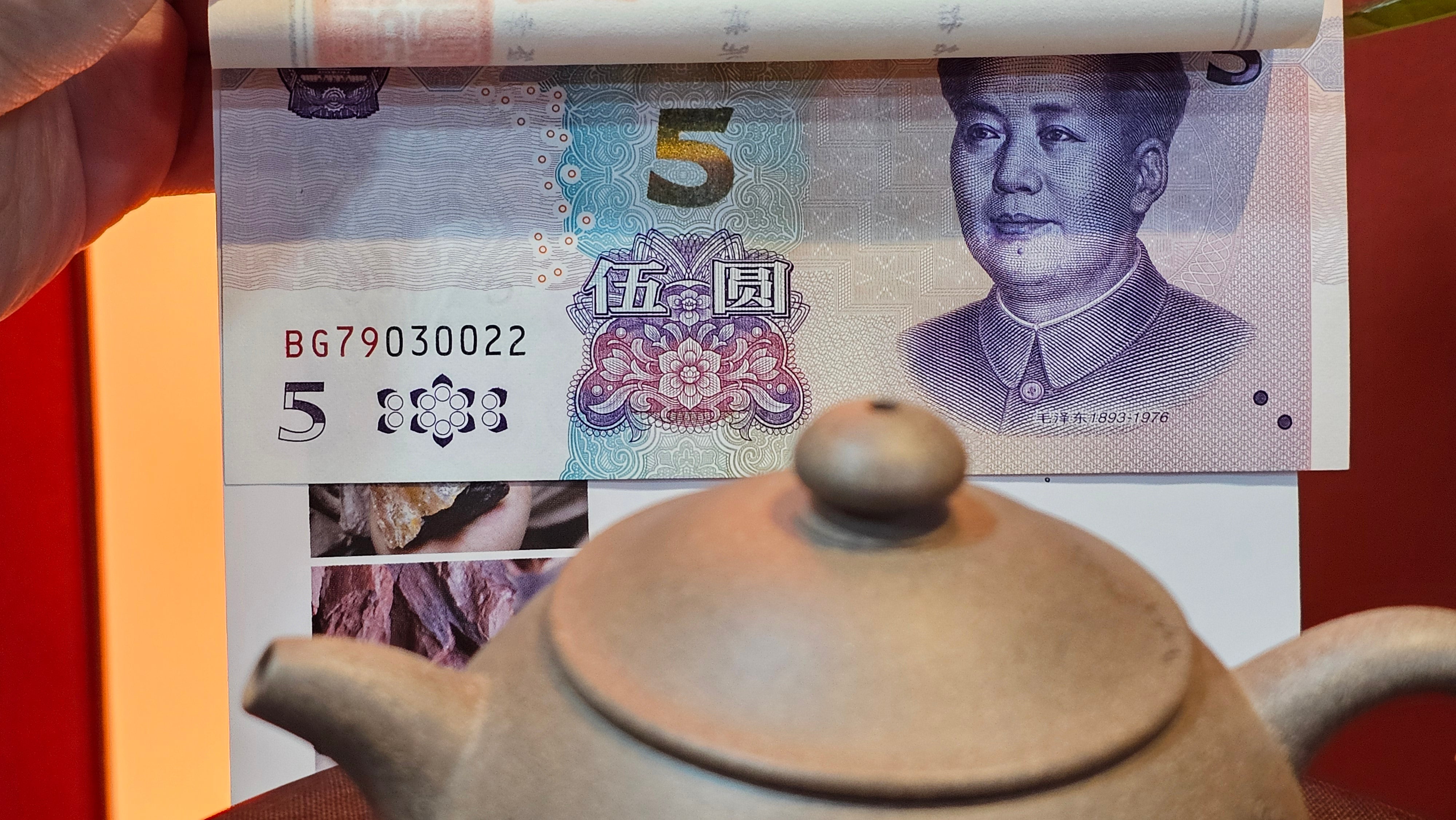 Ban Yue Hu《半月壶》~ "Half Moon Pot", 141.8ml, Qing Hui Duan 青灰段泥, by our Craftsman Zhang Huan 张欢, "Qing Gong Tu" 清供图 Engraving by Craftsman Nan Shan Lao Ren 南山老人 ~ Congratulations to!Mr T.A.! 2112hrs 12th August 2025, Samorin! Slovakia🇸🇰.