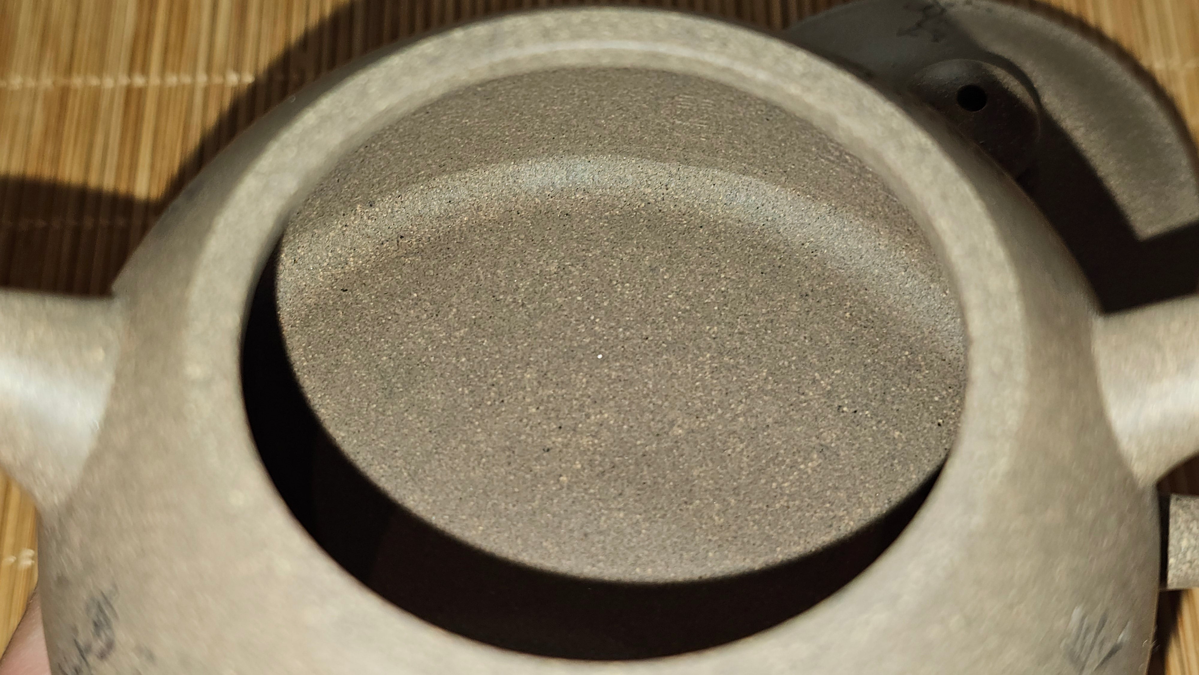 Ban Yue Hu《半月壶》~ "Half Moon Pot", 141.8ml, Qing Hui Duan 青灰段泥, by our Craftsman Zhang Huan 张欢, "Qing Gong Tu" 清供图 Engraving by Craftsman Nan Shan Lao Ren 南山老人 ~ Congratulations to!Mr T.A.! 2112hrs 12th August 2025, Samorin! Slovakia🇸🇰.