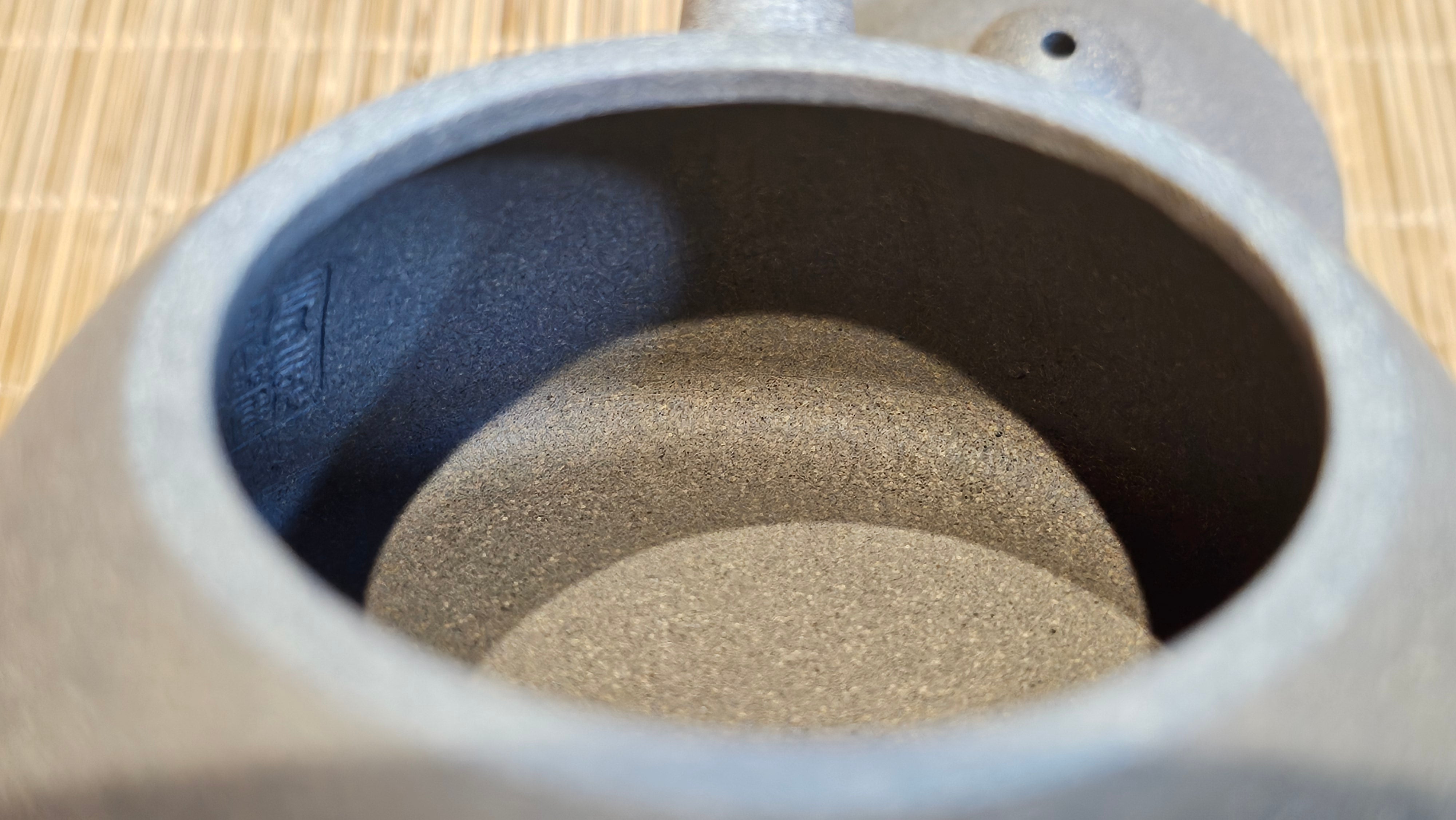 Ban Yue Hu《半月壶》~ "Half Moon Pot", 141.8ml, Qing Hui Duan 青灰段泥, by our Craftsman Zhang Huan 张欢, "Qing Gong Tu" 清供图 Engraving by Craftsman Nan Shan Lao Ren 南山老人 ~ Congratulations to!Mr T.A.! 2112hrs 12th August 2025, Samorin! Slovakia🇸🇰.