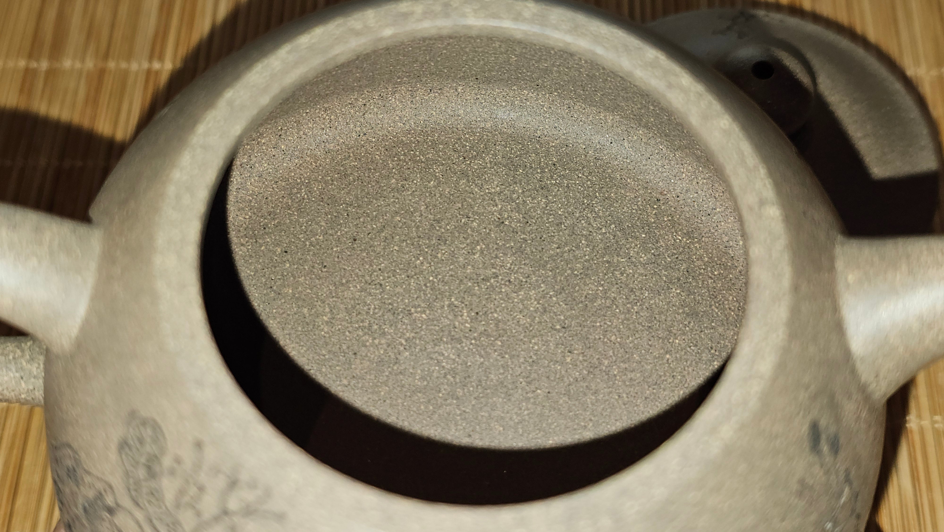 Ban Yue Hu《半月壶》~ "Half Moon Pot", 141.8ml, Qing Hui Duan 青灰段泥, by our Craftsman Zhang Huan 张欢, "Qing Gong Tu" 清供图 Engraving by Craftsman Nan Shan Lao Ren 南山老人 ~ Congratulations to!Mr T.A.! 2112hrs 12th August 2025, Samorin! Slovakia🇸🇰.