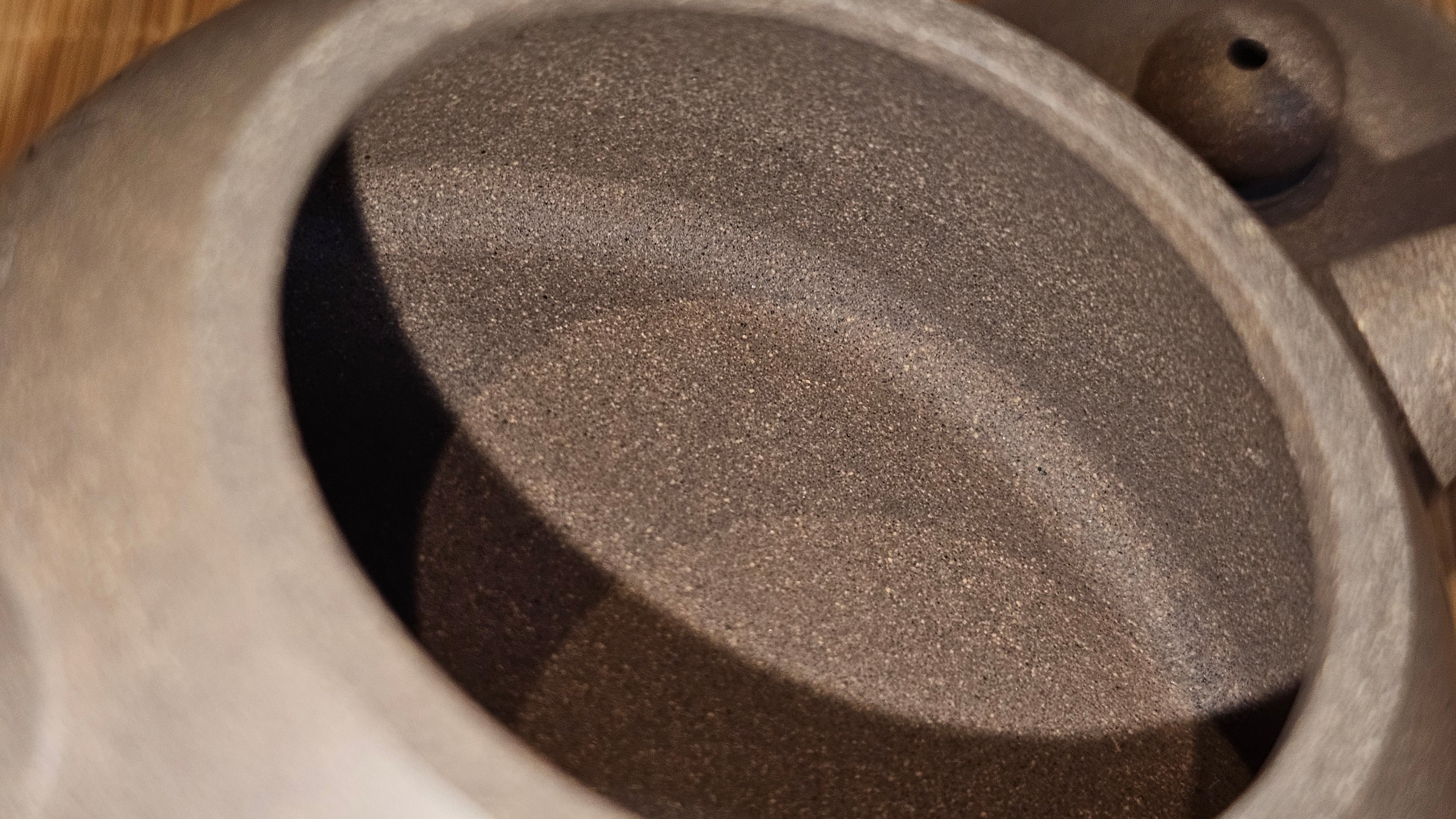 Ban Yue Hu《半月壶》~ "Half Moon Pot", 141.8ml, Qing Hui Duan 青灰段泥, by our Craftsman Zhang Huan 张欢, "Qing Gong Tu" 清供图 Engraving by Craftsman Nan Shan Lao Ren 南山老人 ~ Congratulations to!Mr T.A.! 2112hrs 12th August 2025, Samorin! Slovakia🇸🇰.