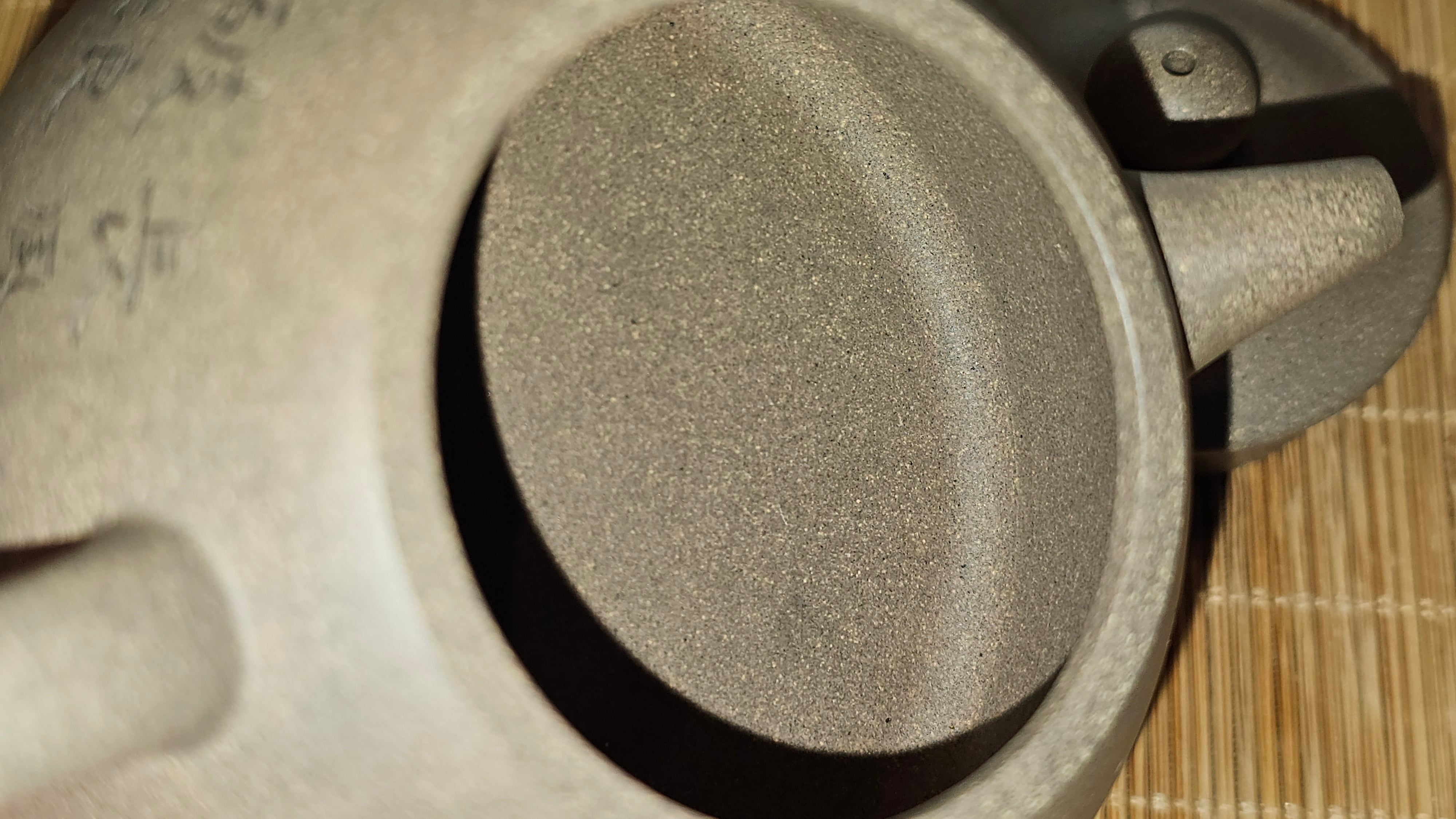 Ban Yue Hu《半月壶》~ "Half Moon Pot", 141.8ml, Qing Hui Duan 青灰段泥, by our Craftsman Zhang Huan 张欢, "Qing Gong Tu" 清供图 Engraving by Craftsman Nan Shan Lao Ren 南山老人 ~ Congratulations to!Mr T.A.! 2112hrs 12th August 2025, Samorin! Slovakia🇸🇰.