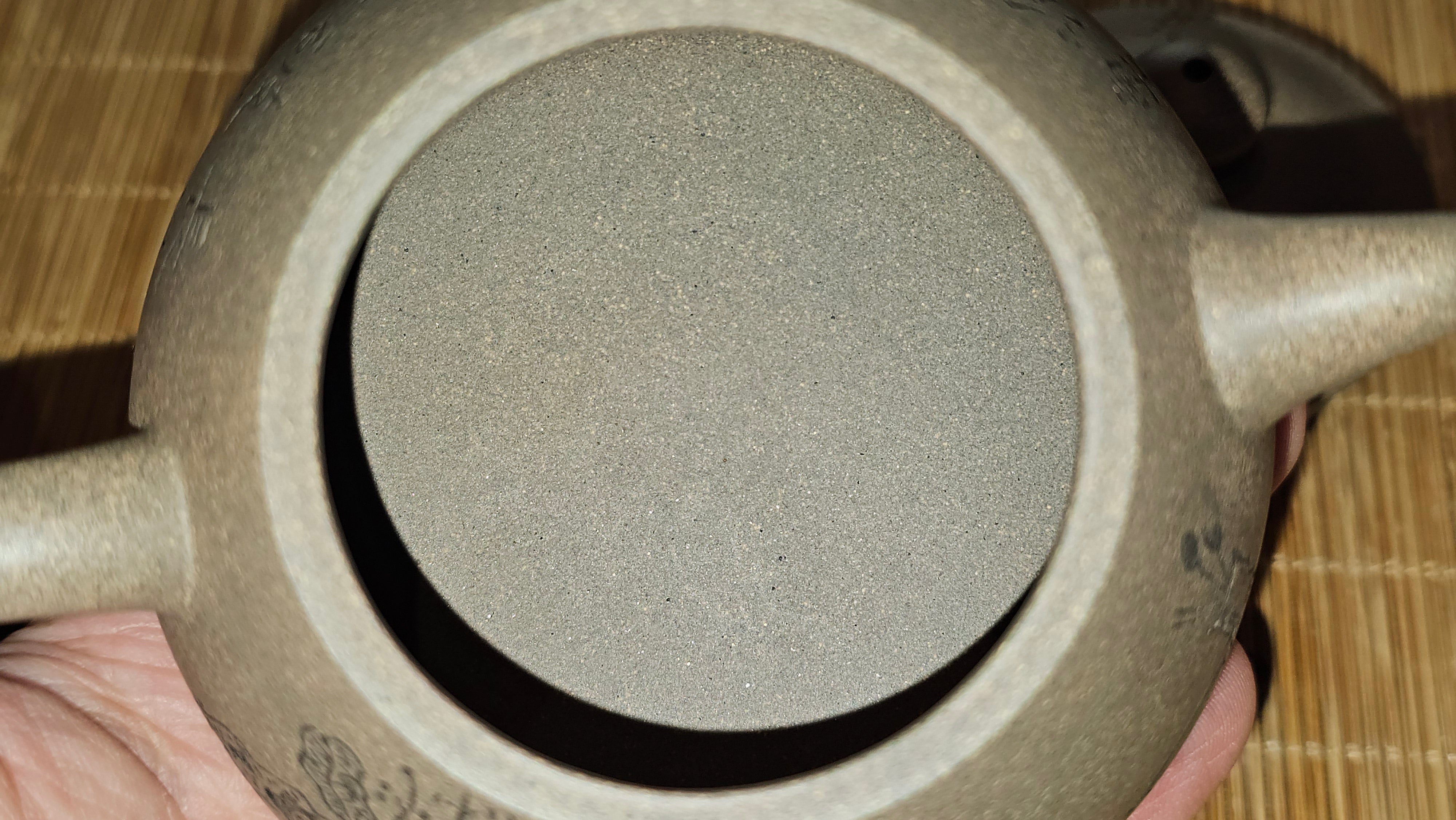 Ban Yue Hu《半月壶》~ "Half Moon Pot", 141.8ml, Qing Hui Duan 青灰段泥, by our Craftsman Zhang Huan 张欢, "Qing Gong Tu" 清供图 Engraving by Craftsman Nan Shan Lao Ren 南山老人 ~ Congratulations to!Mr T.A.! 2112hrs 12th August 2025, Samorin! Slovakia🇸🇰.