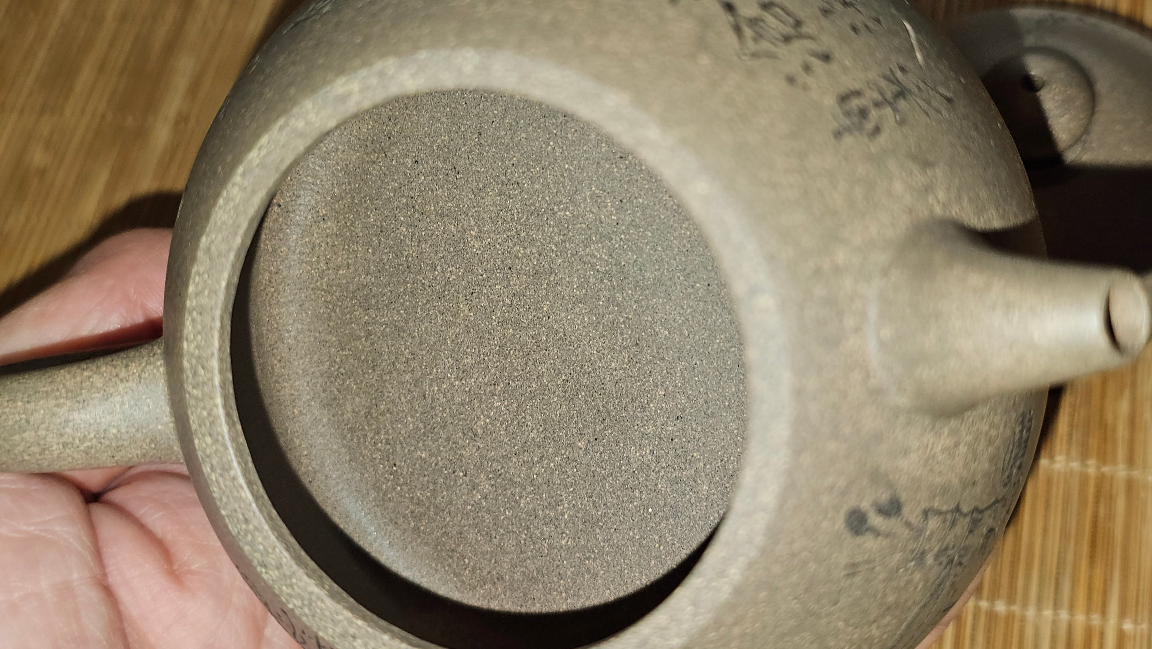 Ban Yue Hu《半月壶》~ "Half Moon Pot", 141.8ml, Qing Hui Duan 青灰段泥, by our Craftsman Zhang Huan 张欢, "Qing Gong Tu" 清供图 Engraving by Craftsman Nan Shan Lao Ren 南山老人 ~ Congratulations to!Mr T.A.! 2112hrs 12th August 2025, Samorin! Slovakia🇸🇰.