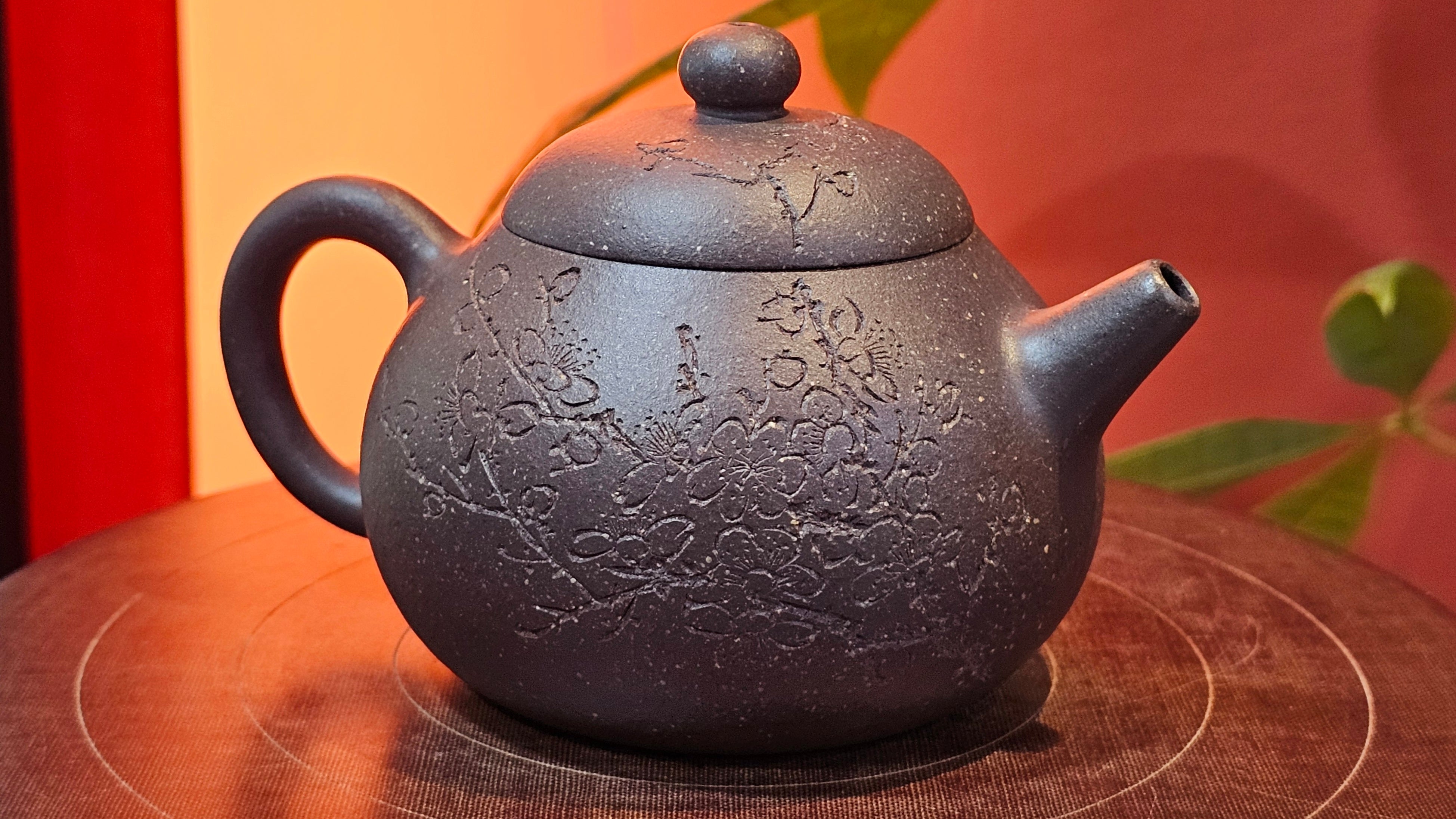 Du Zhi Hu《笃志壶》, 171.6ml, Hei Zi Ni 黑紫泥, by our Craftsman Zhang Huan 张欢, Calligraphy and Plum Blossoms Engraving by Craftsman Yi Cheng 逸成 ~ Congratulations!to Ms S.M.! 1722hrs 14th August 2025, Velden! The Netherlands🇳🇱!