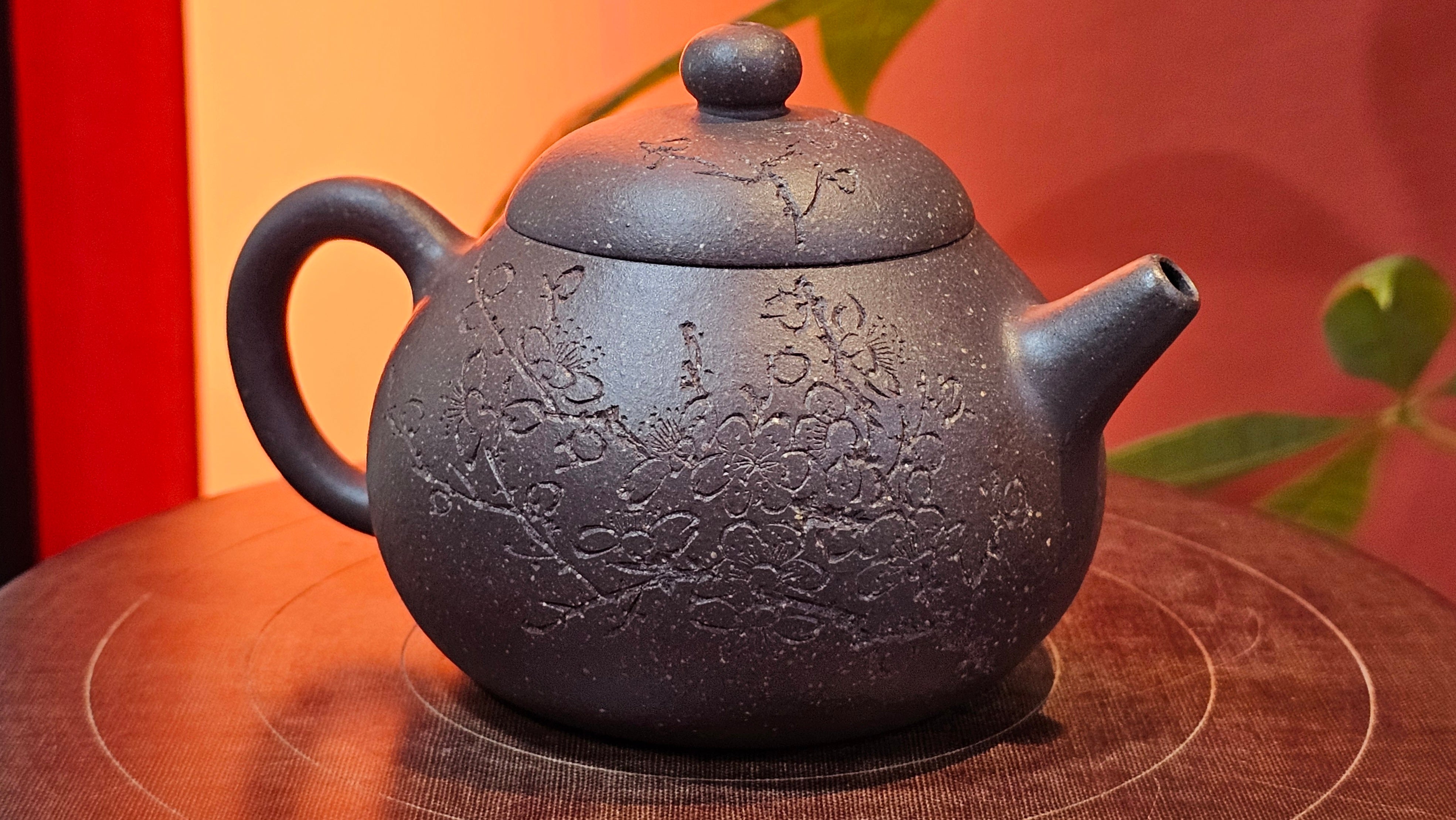 Du Zhi Hu《笃志壶》, 171.6ml, Hei Zi Ni 黑紫泥, by our Craftsman Zhang Huan 张欢, Calligraphy and Plum Blossoms Engraving by Craftsman Yi Cheng 逸成 ~ Congratulations!to Ms S.M.! 1722hrs 14th August 2025, Velden! The Netherlands🇳🇱!