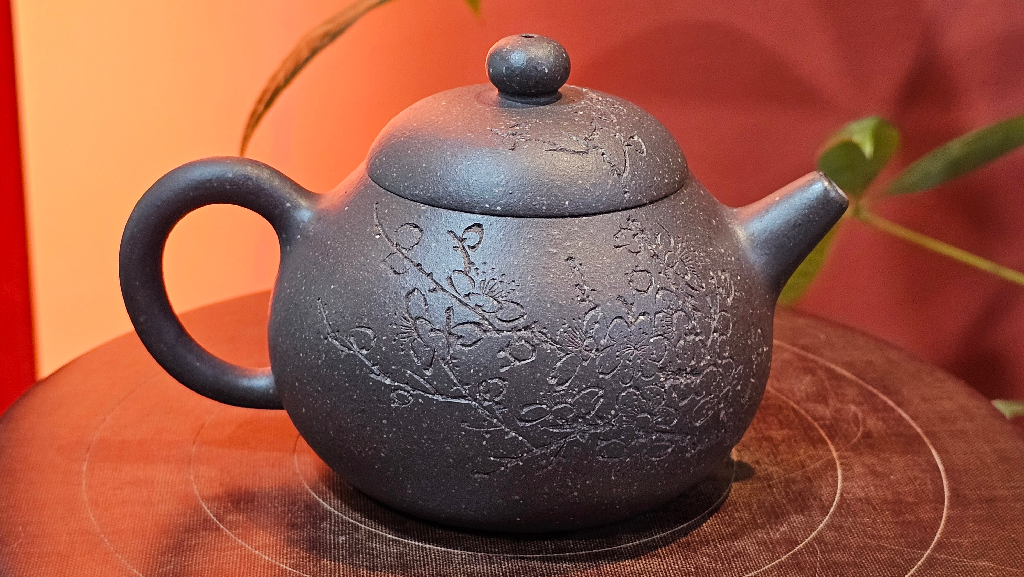 Du Zhi Hu《笃志壶》, 171.6ml, Hei Zi Ni 黑紫泥, by our Craftsman Zhang Huan 张欢, Calligraphy and Plum Blossoms Engraving by Craftsman Yi Cheng 逸成 ~ Congratulations!to Ms S.M.! 1722hrs 14th August 2025, Velden! The Netherlands🇳🇱!