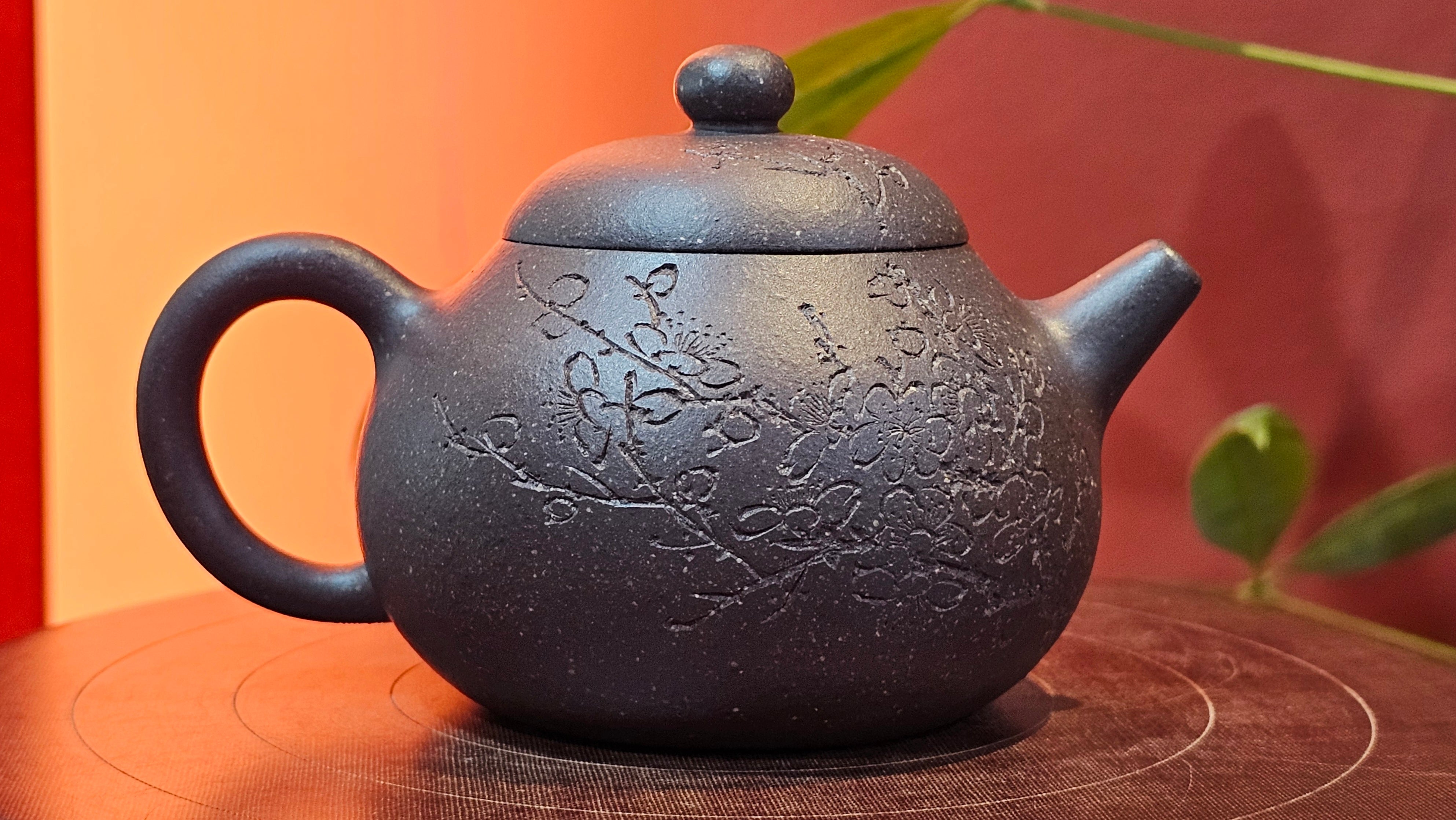 Du Zhi Hu《笃志壶》, 171.6ml, Hei Zi Ni 黑紫泥, by our Craftsman Zhang Huan 张欢, Calligraphy and Plum Blossoms Engraving by Craftsman Yi Cheng 逸成 ~ Congratulations!to Ms S.M.! 1722hrs 14th August 2025, Velden! The Netherlands🇳🇱!