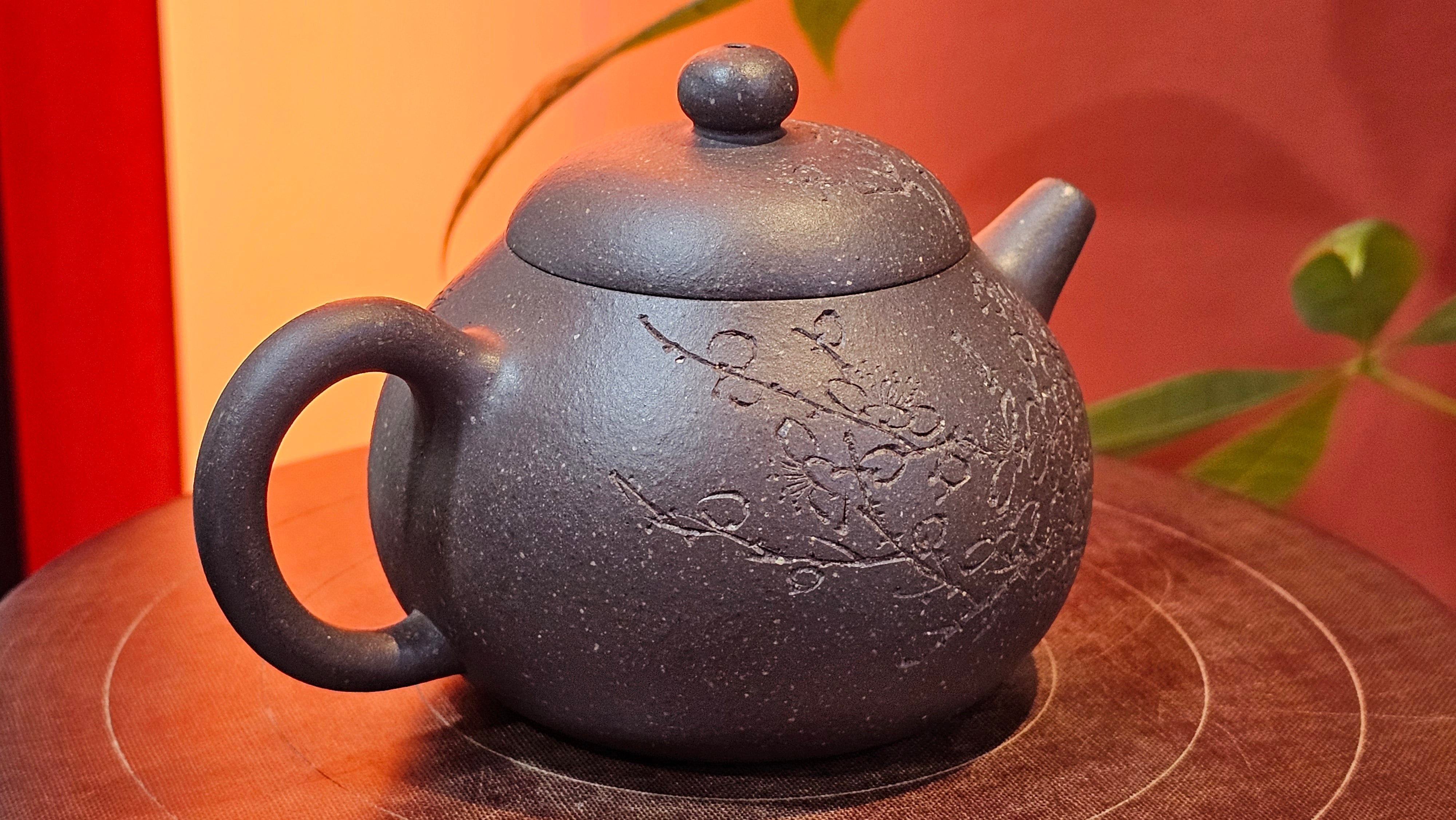 Du Zhi Hu《笃志壶》, 171.6ml, Hei Zi Ni 黑紫泥, by our Craftsman Zhang Huan 张欢, Calligraphy and Plum Blossoms Engraving by Craftsman Yi Cheng 逸成 ~ Congratulations!to Ms S.M.! 1722hrs 14th August 2025, Velden! The Netherlands🇳🇱!