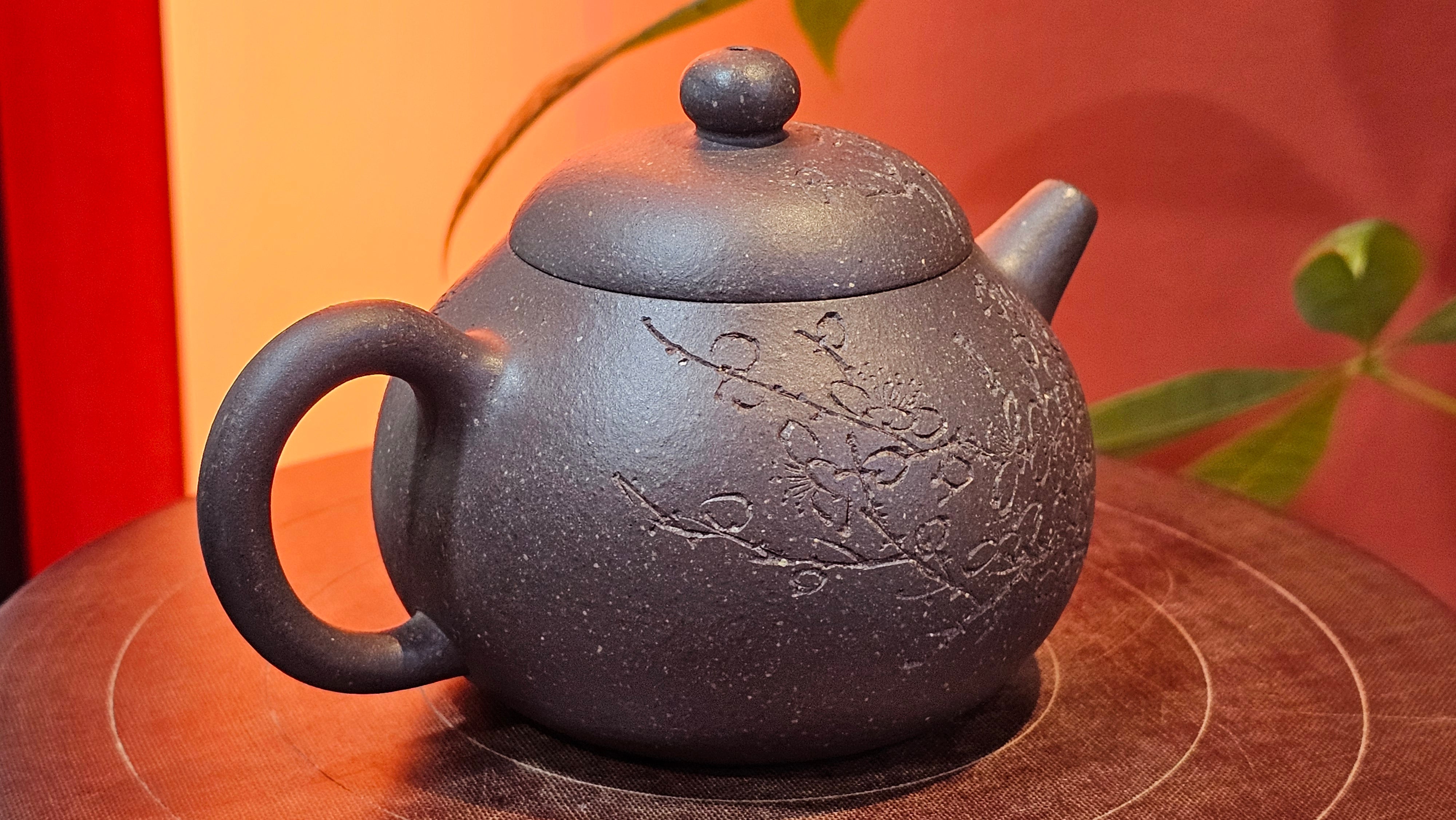 Du Zhi Hu《笃志壶》, 171.6ml, Hei Zi Ni 黑紫泥, by our Craftsman Zhang Huan 张欢, Calligraphy and Plum Blossoms Engraving by Craftsman Yi Cheng 逸成 ~ Congratulations!to Ms S.M.! 1722hrs 14th August 2025, Velden! The Netherlands🇳🇱!