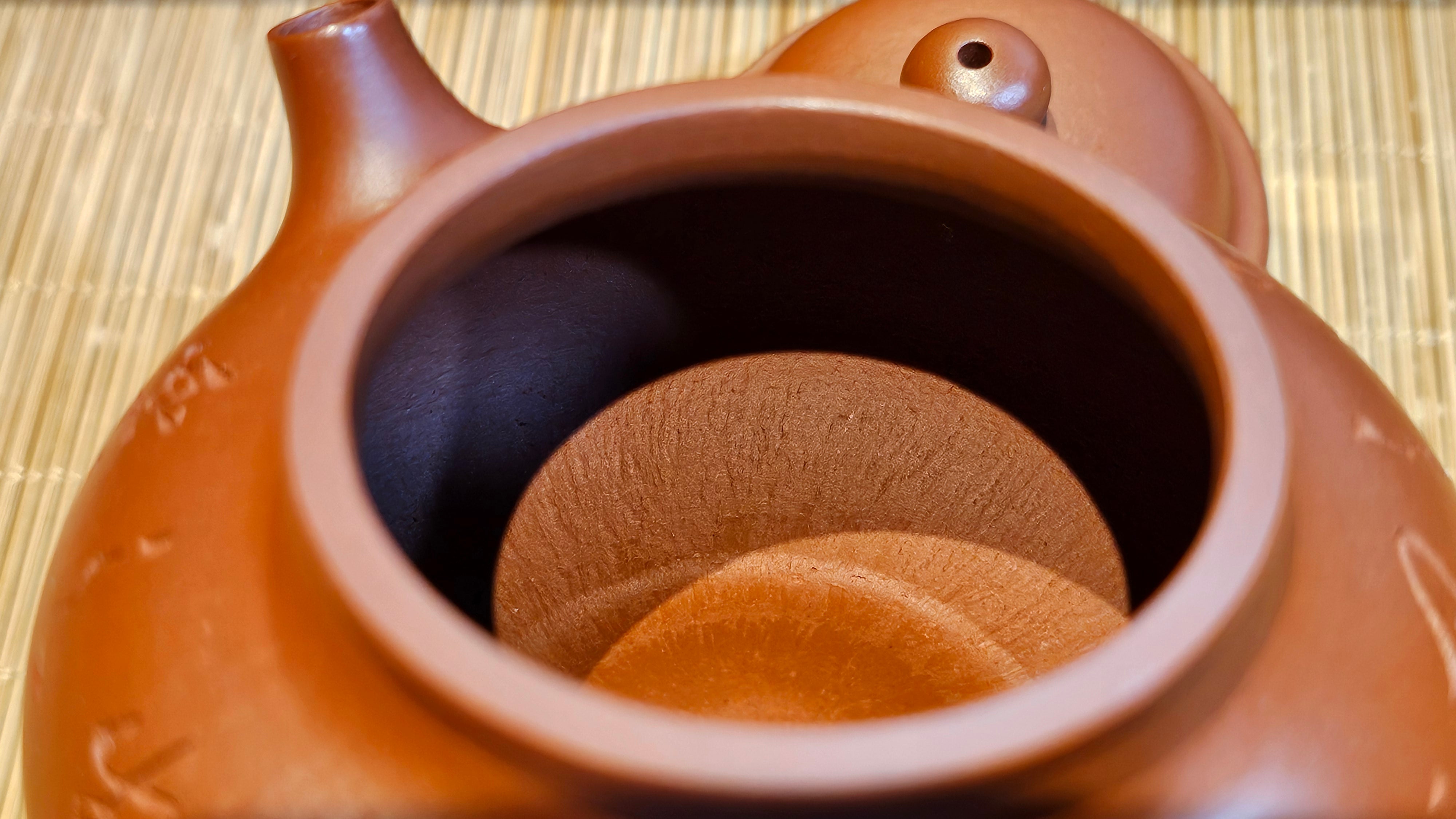 Rong Tian 容天, 145.5ml, Xiao Mei Yao Zhu Ni 小煤窑朱泥,  by Craftsman Chen Yue Fei 陈跃飞, Engraving by Craftsman Yi De Shu ~ Congratulations to!Tea Sommr Mr A.M., 1238hrs 16th August 2025, Padua! Italy🇮🇹!