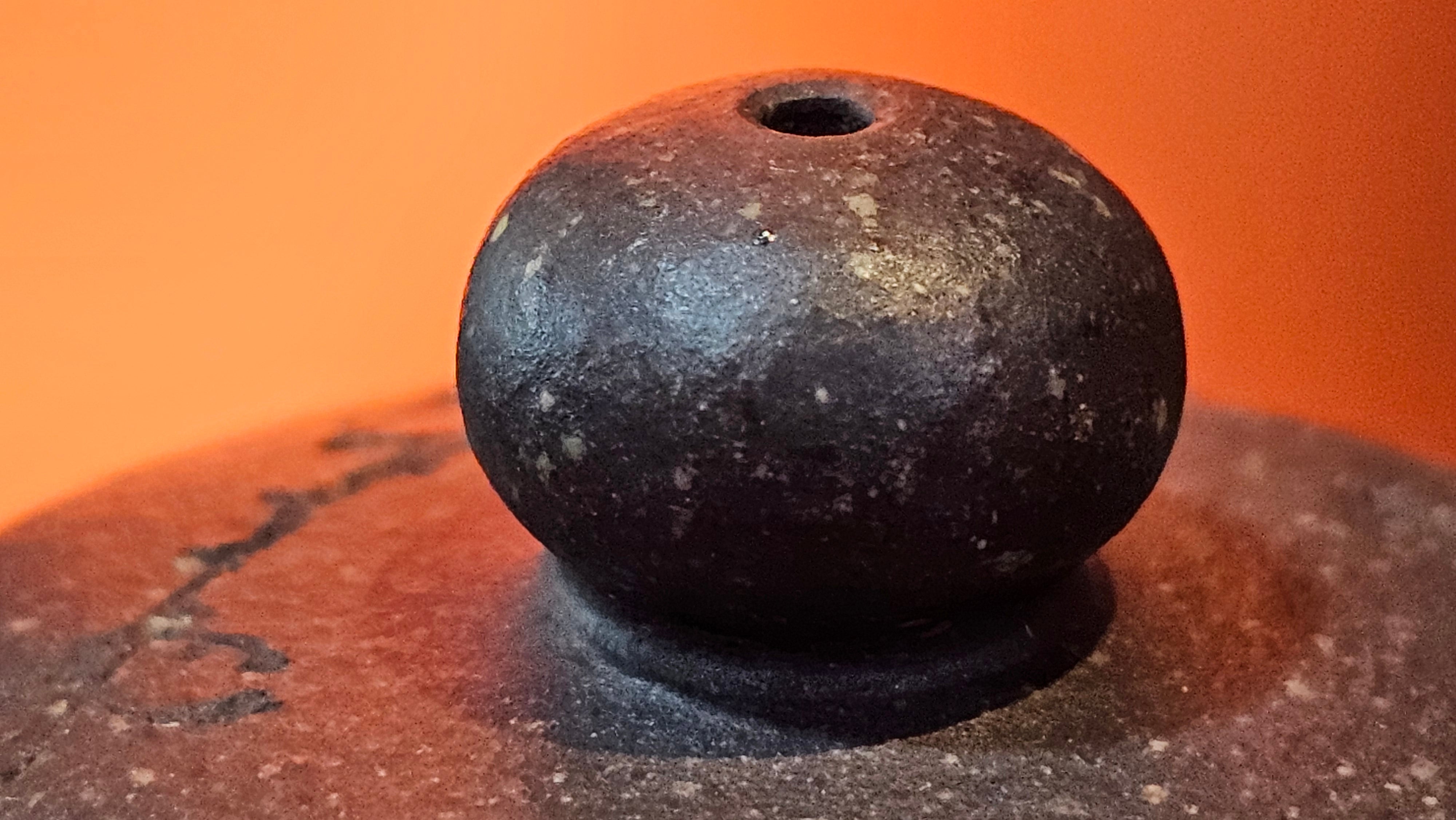 Du Zhi Hu《笃志壶》, 171.6ml, Hei Zi Ni 黑紫泥, by our Craftsman Zhang Huan 张欢, Calligraphy and Plum Blossoms Engraving by Craftsman Yi Cheng 逸成 ~ Congratulations!to Ms S.M.! 1722hrs 14th August 2025, Velden! The Netherlands🇳🇱!