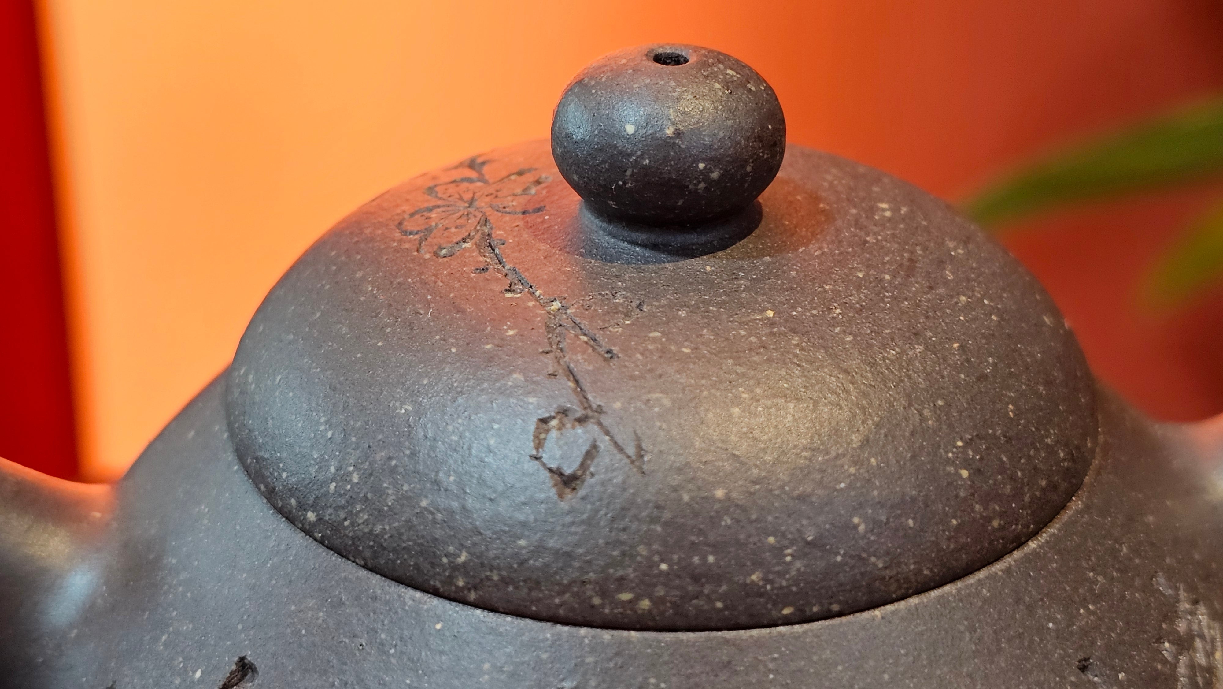 Du Zhi Hu《笃志壶》, 171.6ml, Hei Zi Ni 黑紫泥, by our Craftsman Zhang Huan 张欢, Calligraphy and Plum Blossoms Engraving by Craftsman Yi Cheng 逸成 ~ Congratulations!to Ms S.M.! 1722hrs 14th August 2025, Velden! The Netherlands🇳🇱!