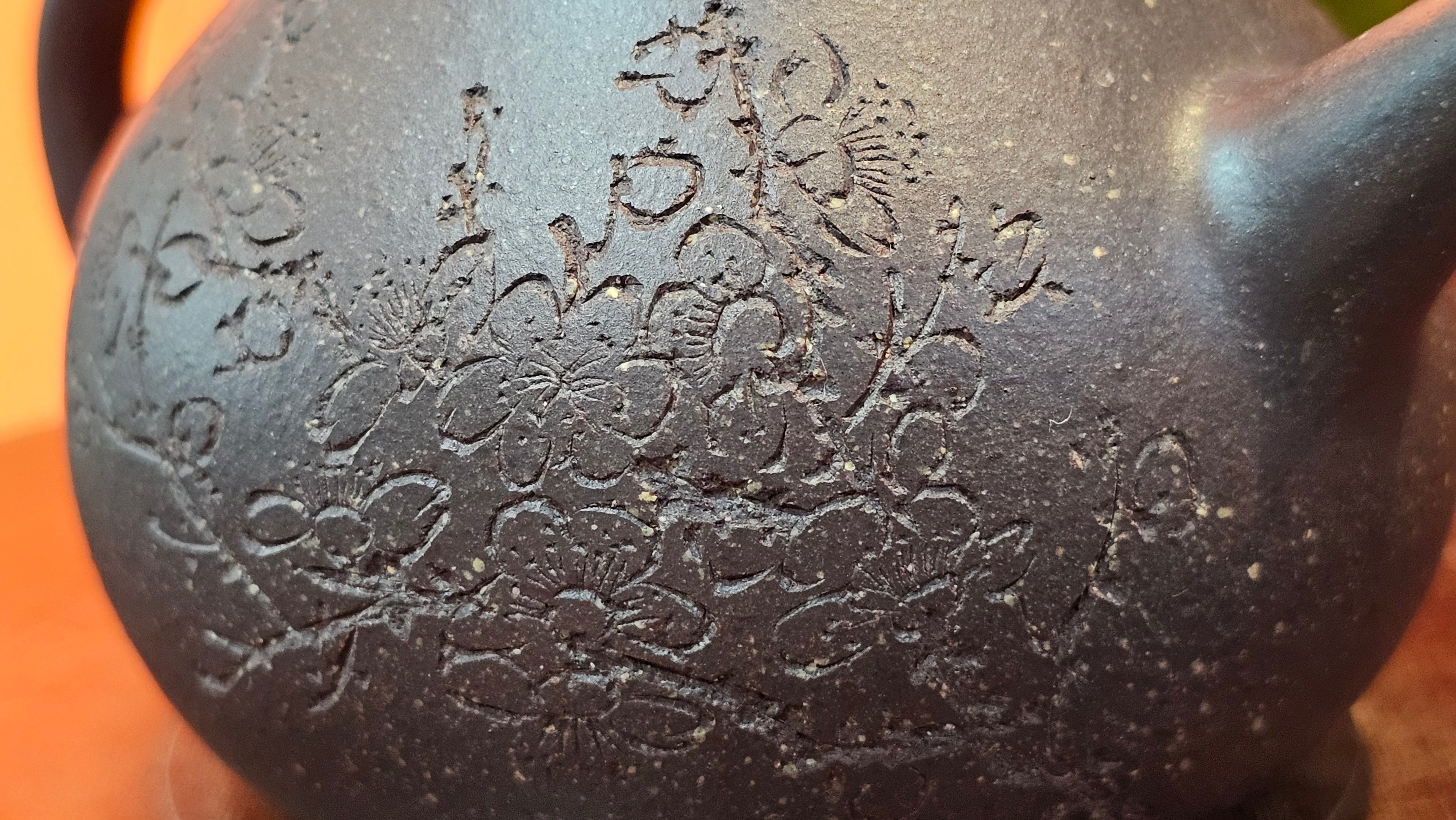 Du Zhi Hu《笃志壶》, 171.6ml, Hei Zi Ni 黑紫泥, by our Craftsman Zhang Huan 张欢, Calligraphy and Plum Blossoms Engraving by Craftsman Yi Cheng 逸成 ~ Congratulations!to Ms S.M.! 1722hrs 14th August 2025, Velden! The Netherlands🇳🇱!