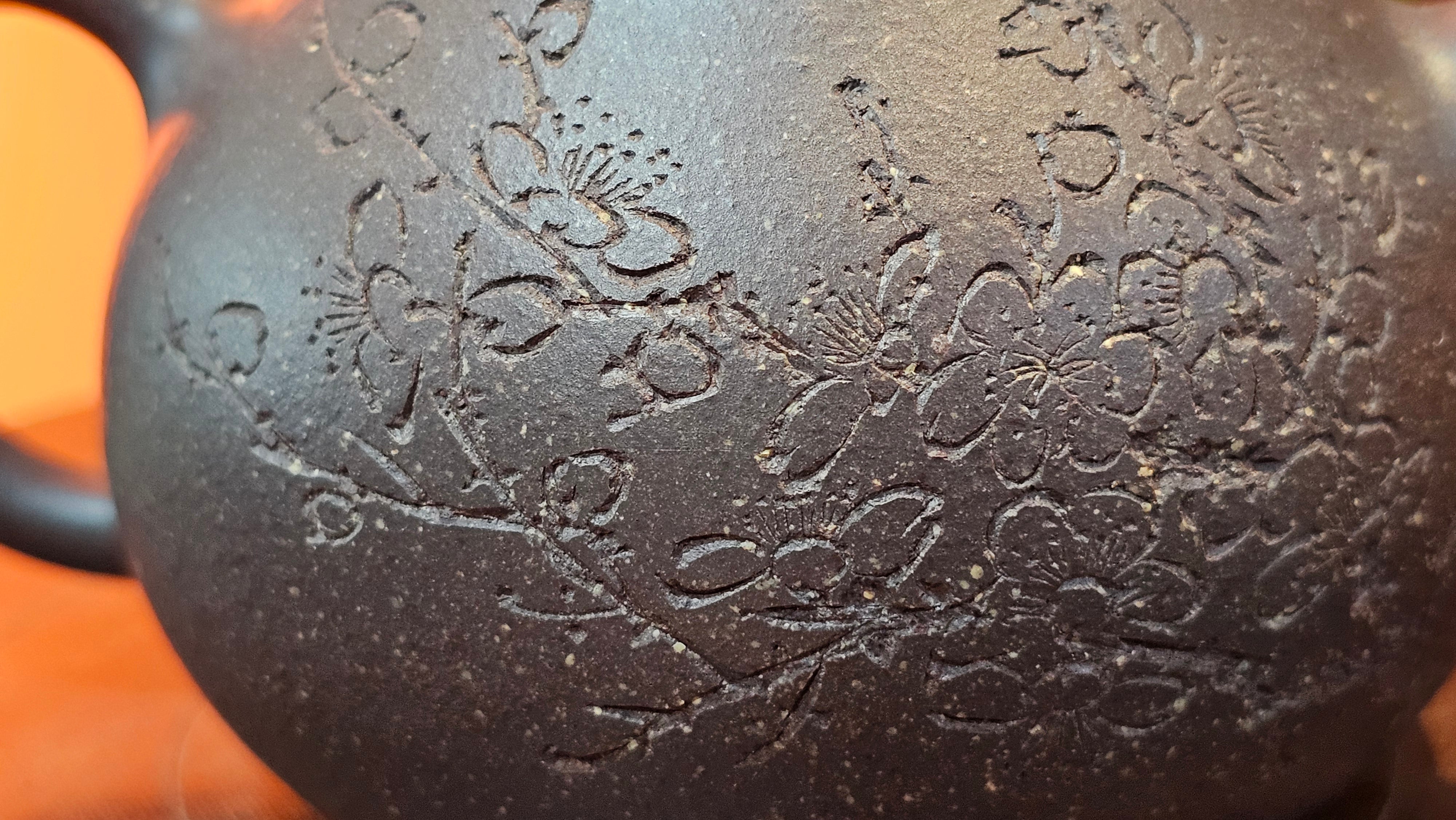 Du Zhi Hu《笃志壶》, 171.6ml, Hei Zi Ni 黑紫泥, by our Craftsman Zhang Huan 张欢, Calligraphy and Plum Blossoms Engraving by Craftsman Yi Cheng 逸成 ~ Congratulations!to Ms S.M.! 1722hrs 14th August 2025, Velden! The Netherlands🇳🇱!