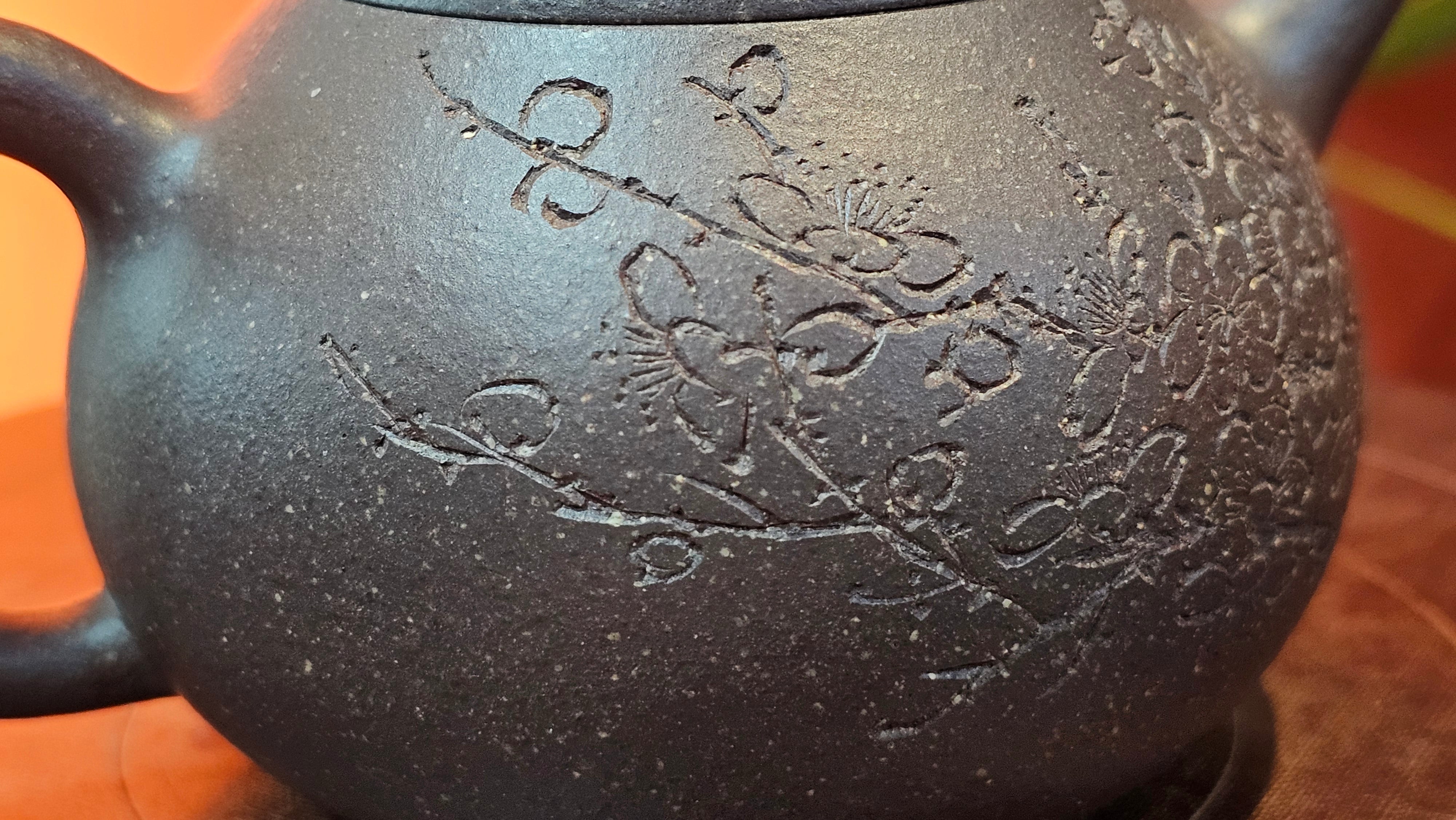 Du Zhi Hu《笃志壶》, 171.6ml, Hei Zi Ni 黑紫泥, by our Craftsman Zhang Huan 张欢, Calligraphy and Plum Blossoms Engraving by Craftsman Yi Cheng 逸成 ~ Congratulations!to Ms S.M.! 1722hrs 14th August 2025, Velden! The Netherlands🇳🇱!