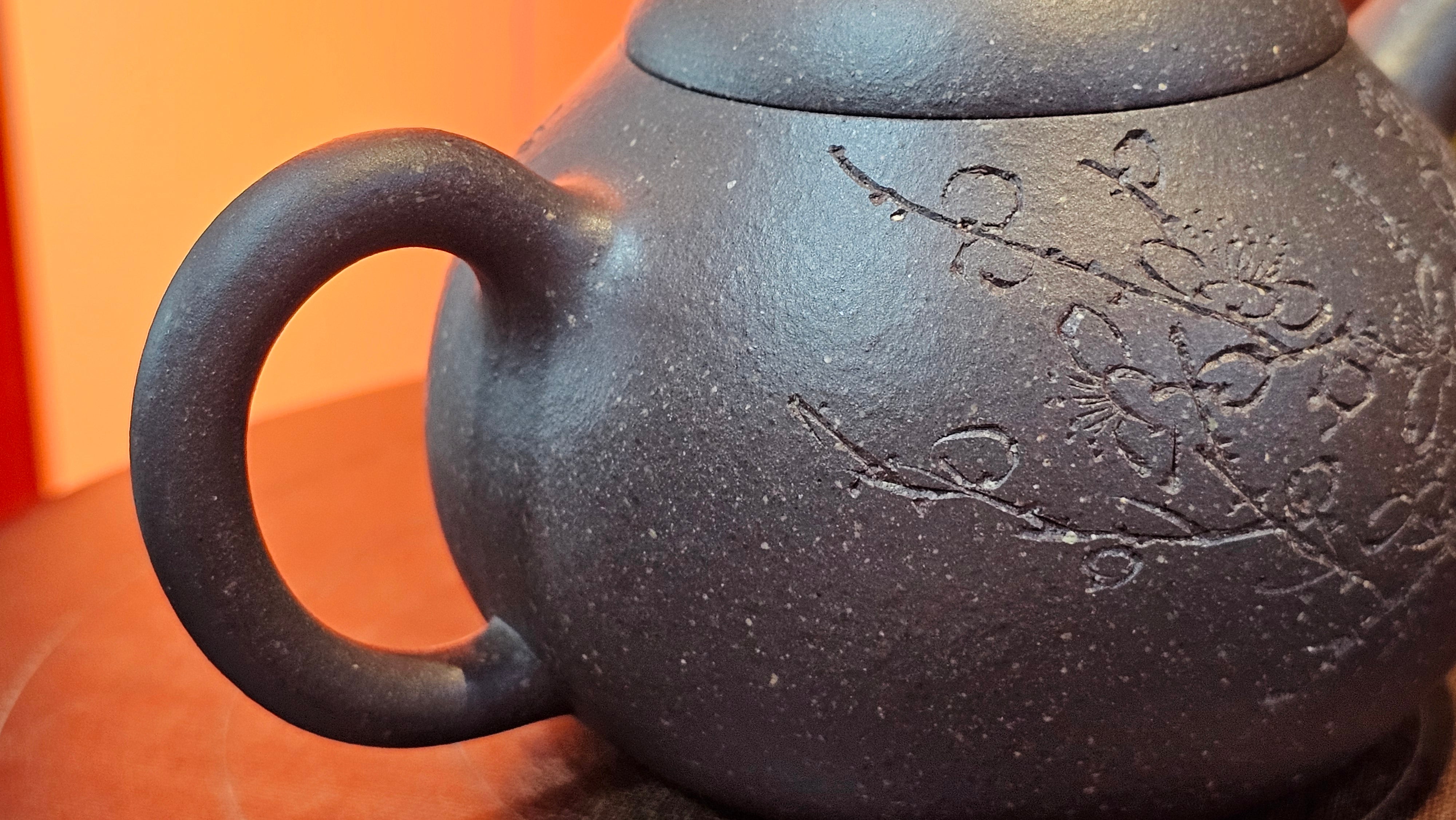 Du Zhi Hu《笃志壶》, 171.6ml, Hei Zi Ni 黑紫泥, by our Craftsman Zhang Huan 张欢, Calligraphy and Plum Blossoms Engraving by Craftsman Yi Cheng 逸成 ~ Congratulations!to Ms S.M.! 1722hrs 14th August 2025, Velden! The Netherlands🇳🇱!