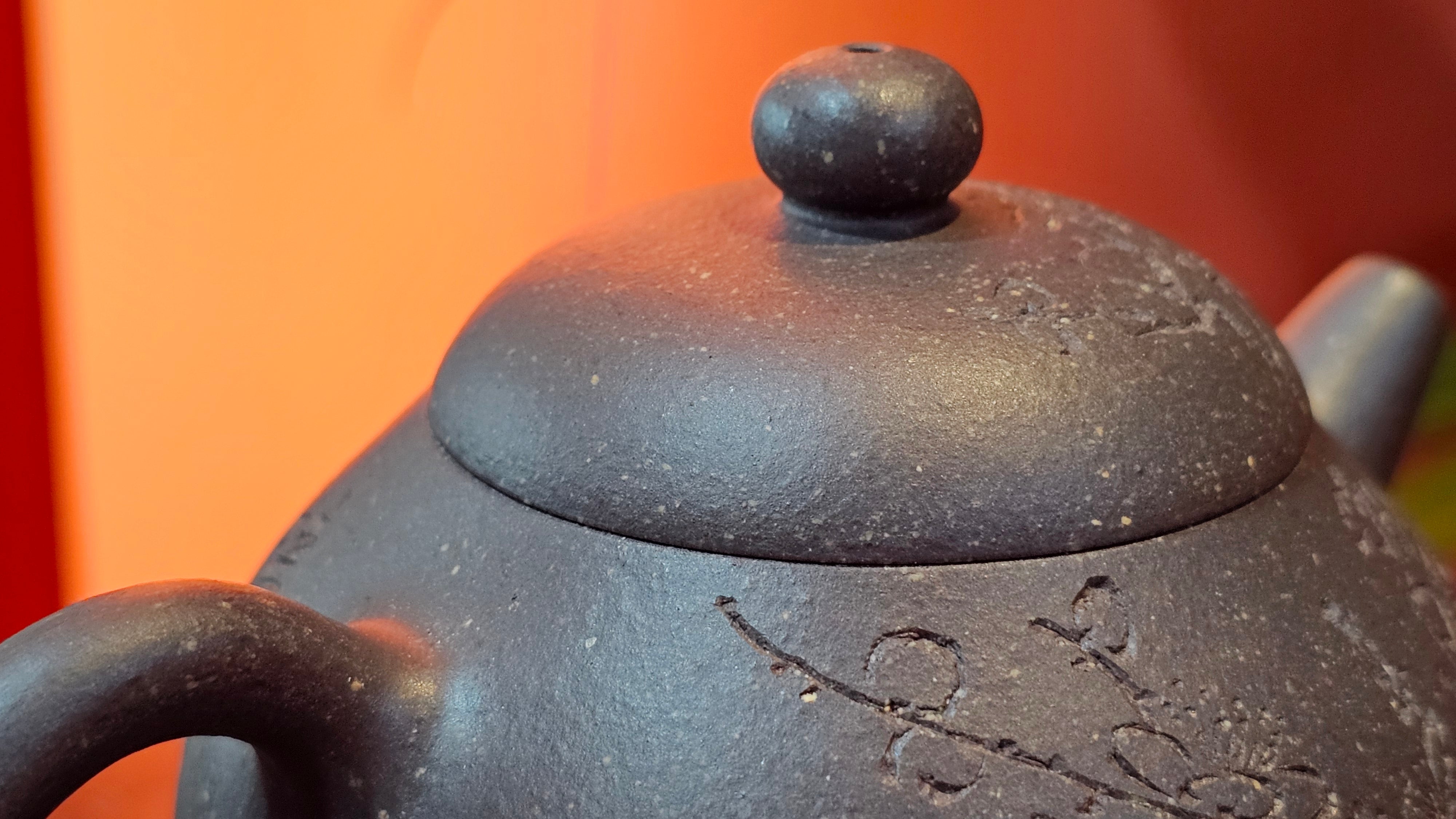 Du Zhi Hu《笃志壶》, 171.6ml, Hei Zi Ni 黑紫泥, by our Craftsman Zhang Huan 张欢, Calligraphy and Plum Blossoms Engraving by Craftsman Yi Cheng 逸成 ~ Congratulations!to Ms S.M.! 1722hrs 14th August 2025, Velden! The Netherlands🇳🇱!