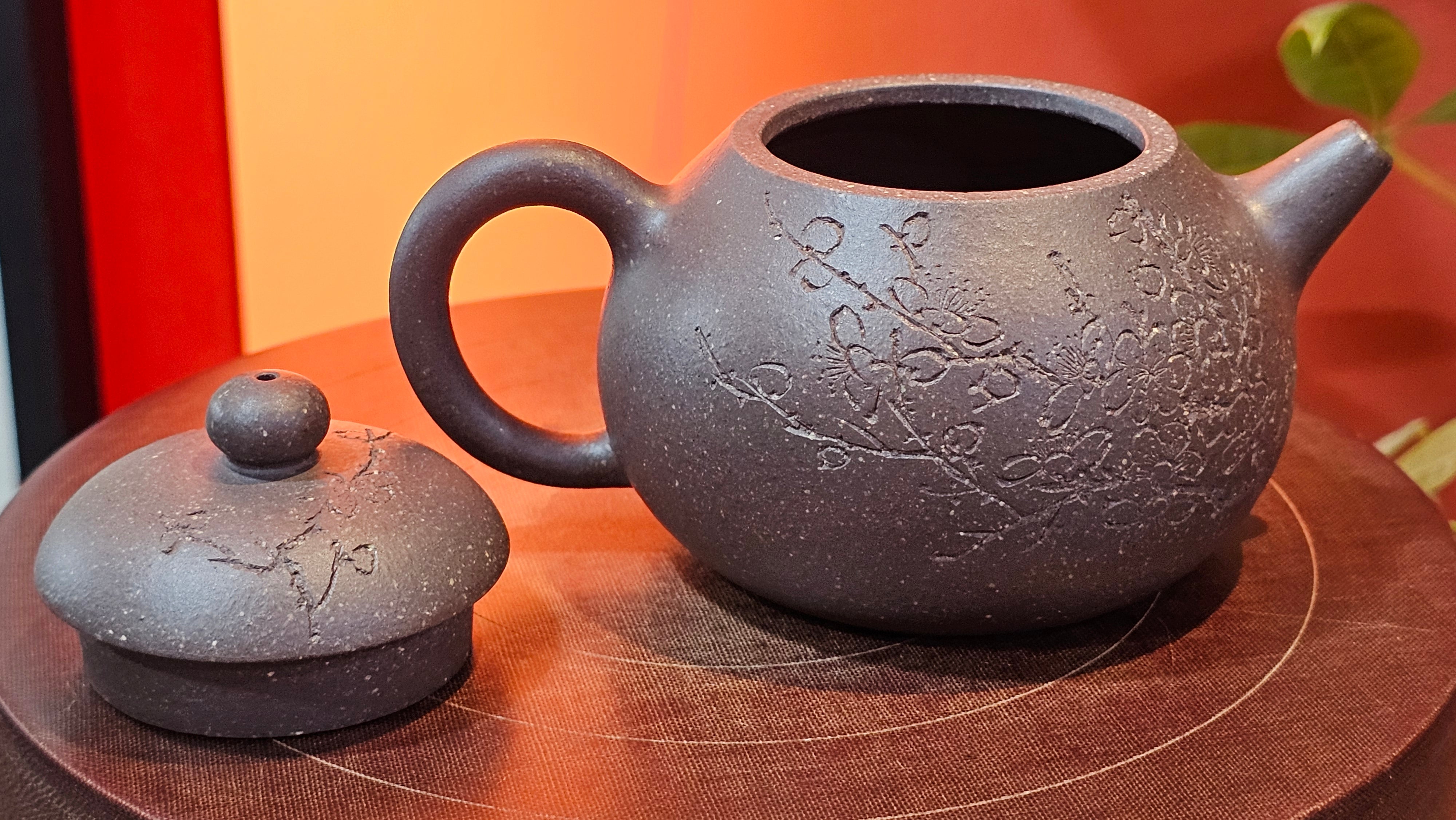 Du Zhi Hu《笃志壶》, 171.6ml, Hei Zi Ni 黑紫泥, by our Craftsman Zhang Huan 张欢, Calligraphy and Plum Blossoms Engraving by Craftsman Yi Cheng 逸成 ~ Congratulations!to Ms S.M.! 1722hrs 14th August 2025, Velden! The Netherlands🇳🇱!