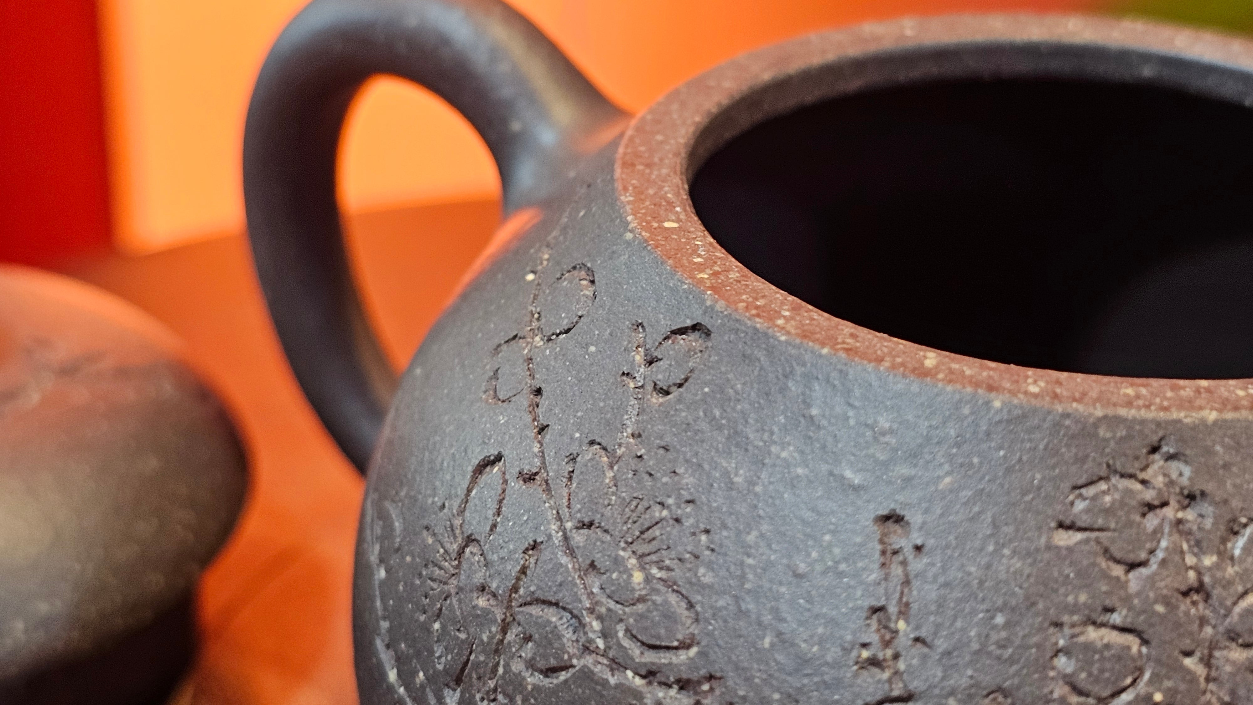 Du Zhi Hu《笃志壶》, 171.6ml, Hei Zi Ni 黑紫泥, by our Craftsman Zhang Huan 张欢, Calligraphy and Plum Blossoms Engraving by Craftsman Yi Cheng 逸成 ~ Congratulations!to Ms S.M.! 1722hrs 14th August 2025, Velden! The Netherlands🇳🇱!