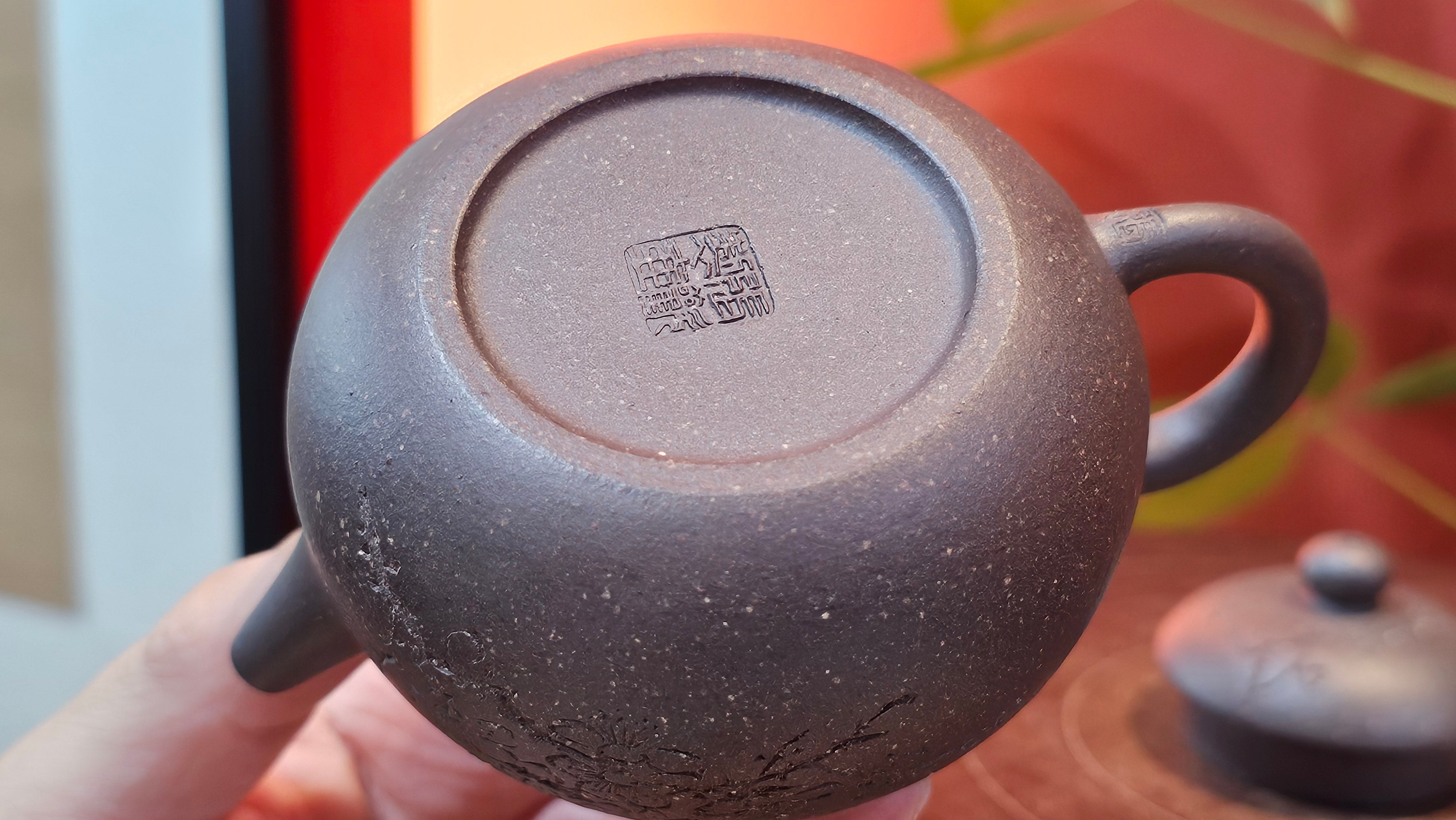 Du Zhi Hu《笃志壶》, 171.6ml, Hei Zi Ni 黑紫泥, by our Craftsman Zhang Huan 张欢, Calligraphy and Plum Blossoms Engraving by Craftsman Yi Cheng 逸成 ~ Congratulations!to Ms S.M.! 1722hrs 14th August 2025, Velden! The Netherlands🇳🇱!