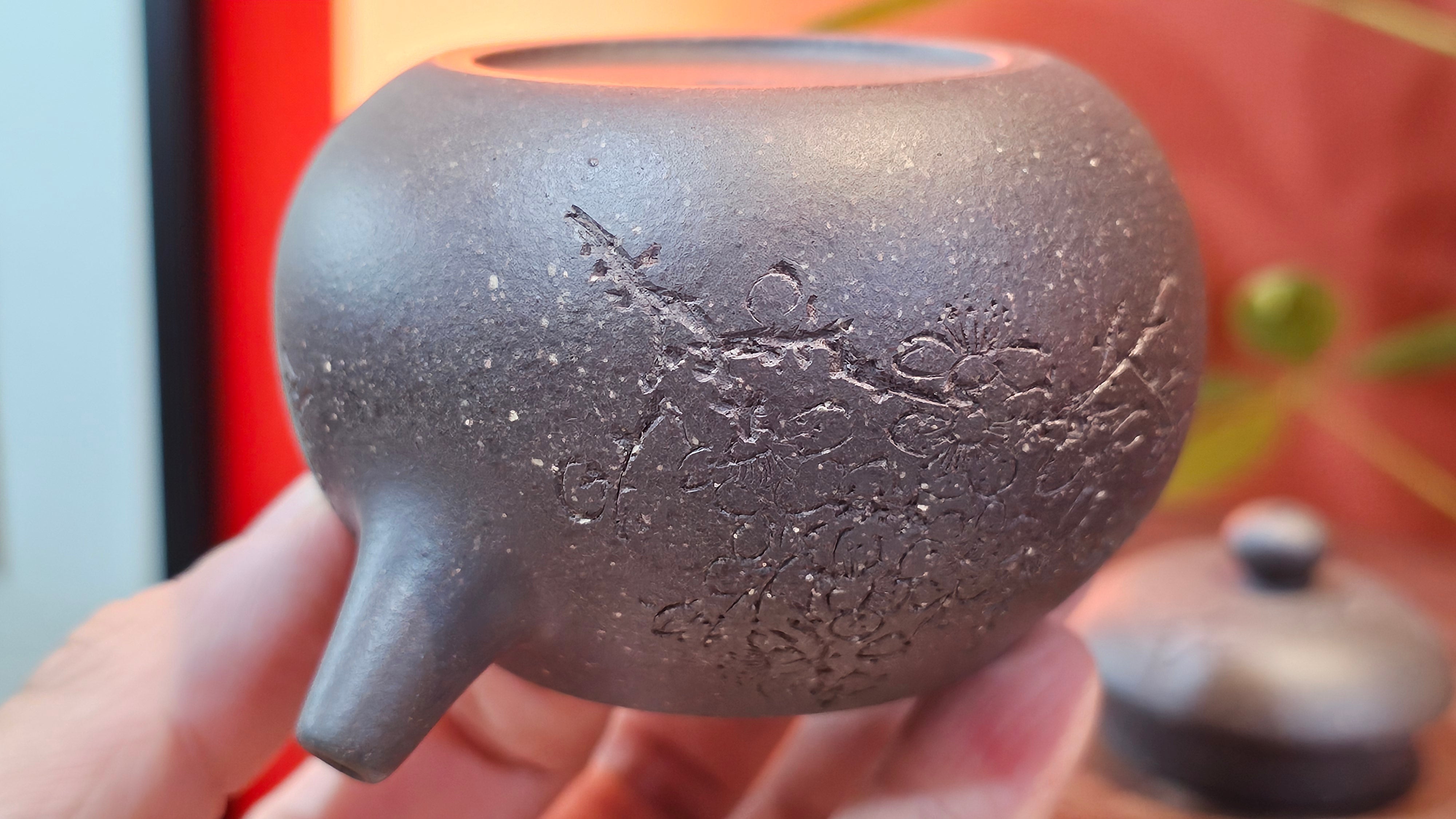 Du Zhi Hu《笃志壶》, 171.6ml, Hei Zi Ni 黑紫泥, by our Craftsman Zhang Huan 张欢, Calligraphy and Plum Blossoms Engraving by Craftsman Yi Cheng 逸成 ~ Congratulations!to Ms S.M.! 1722hrs 14th August 2025, Velden! The Netherlands🇳🇱!