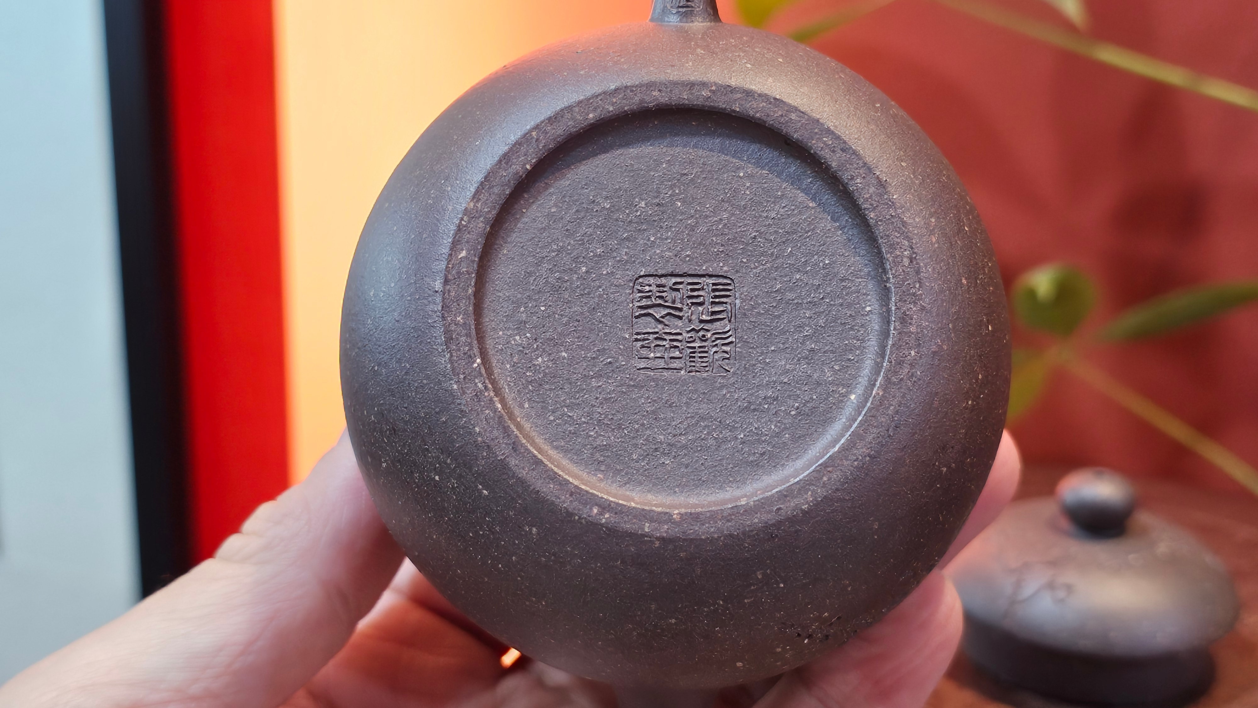 Du Zhi Hu《笃志壶》, 171.6ml, Hei Zi Ni 黑紫泥, by our Craftsman Zhang Huan 张欢, Calligraphy and Plum Blossoms Engraving by Craftsman Yi Cheng 逸成 ~ Congratulations!to Ms S.M.! 1722hrs 14th August 2025, Velden! The Netherlands🇳🇱!