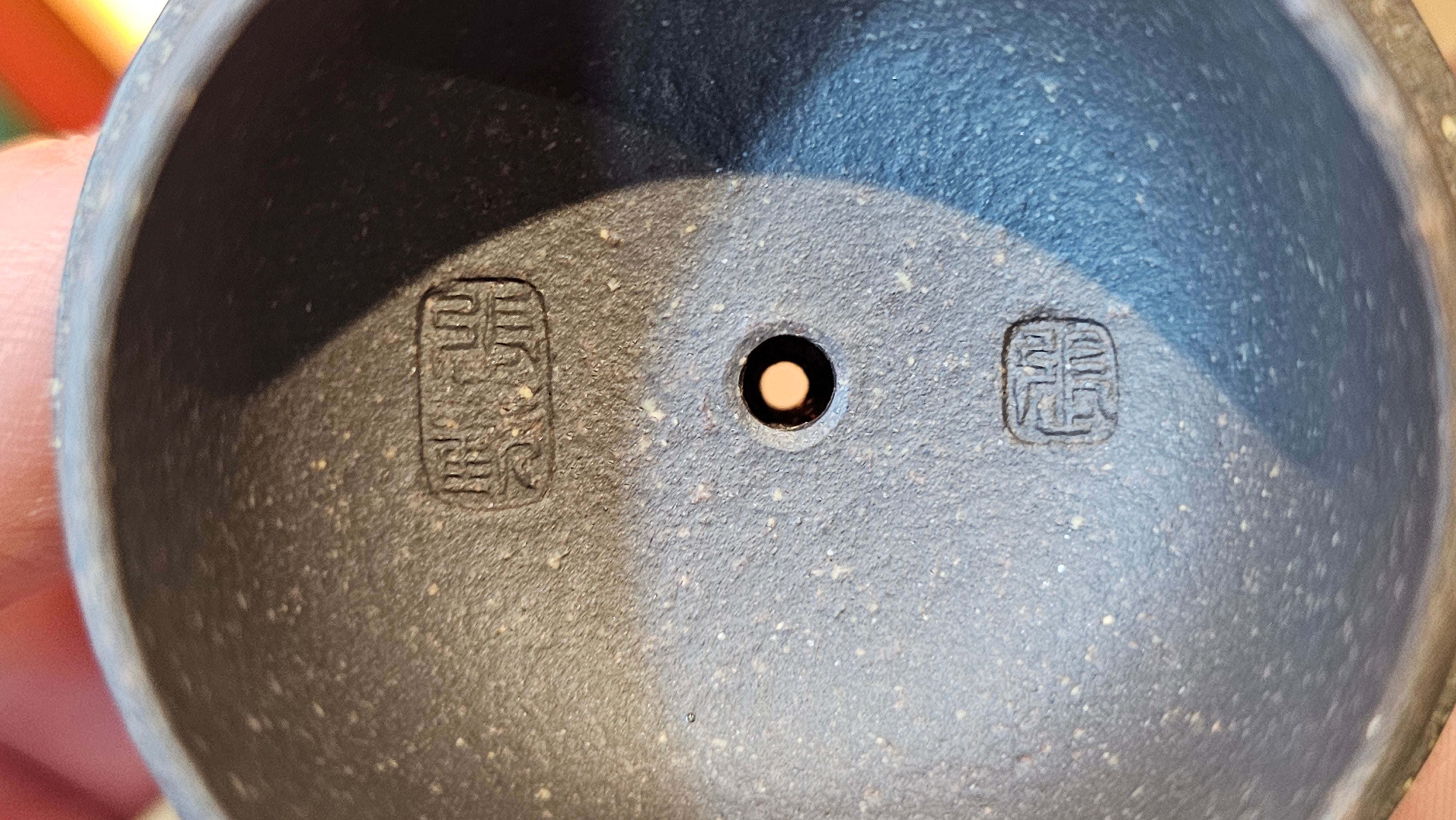 Du Zhi Hu《笃志壶》, 171.6ml, Hei Zi Ni 黑紫泥, by our Craftsman Zhang Huan 张欢, Calligraphy and Plum Blossoms Engraving by Craftsman Yi Cheng 逸成 ~ Congratulations!to Ms S.M.! 1722hrs 14th August 2025, Velden! The Netherlands🇳🇱!