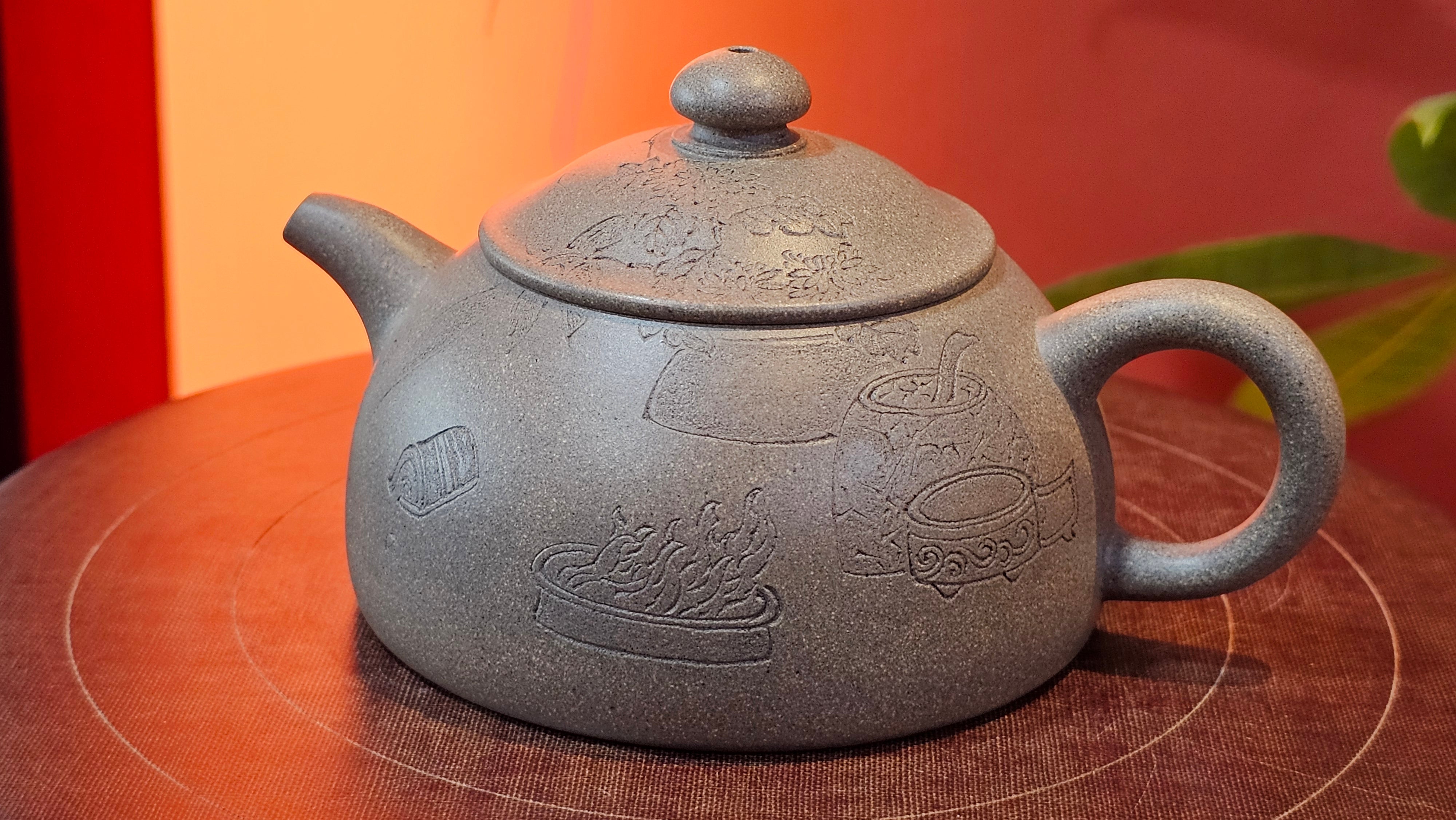 Ban Yue Hu《半月壶》~ "Half Moon Pot", 133.7ml, Qing Hui Duan 青灰段泥, by our Craftsman Zhang Huan 张欢, "Qing Gong Tu" 清供图 Engraving by Craftsman Nan Shan Lao Ren 南山老人 ~!Congratulations to Mr J.S.! 1114hrs 15th August 2025, Chicago, IL!