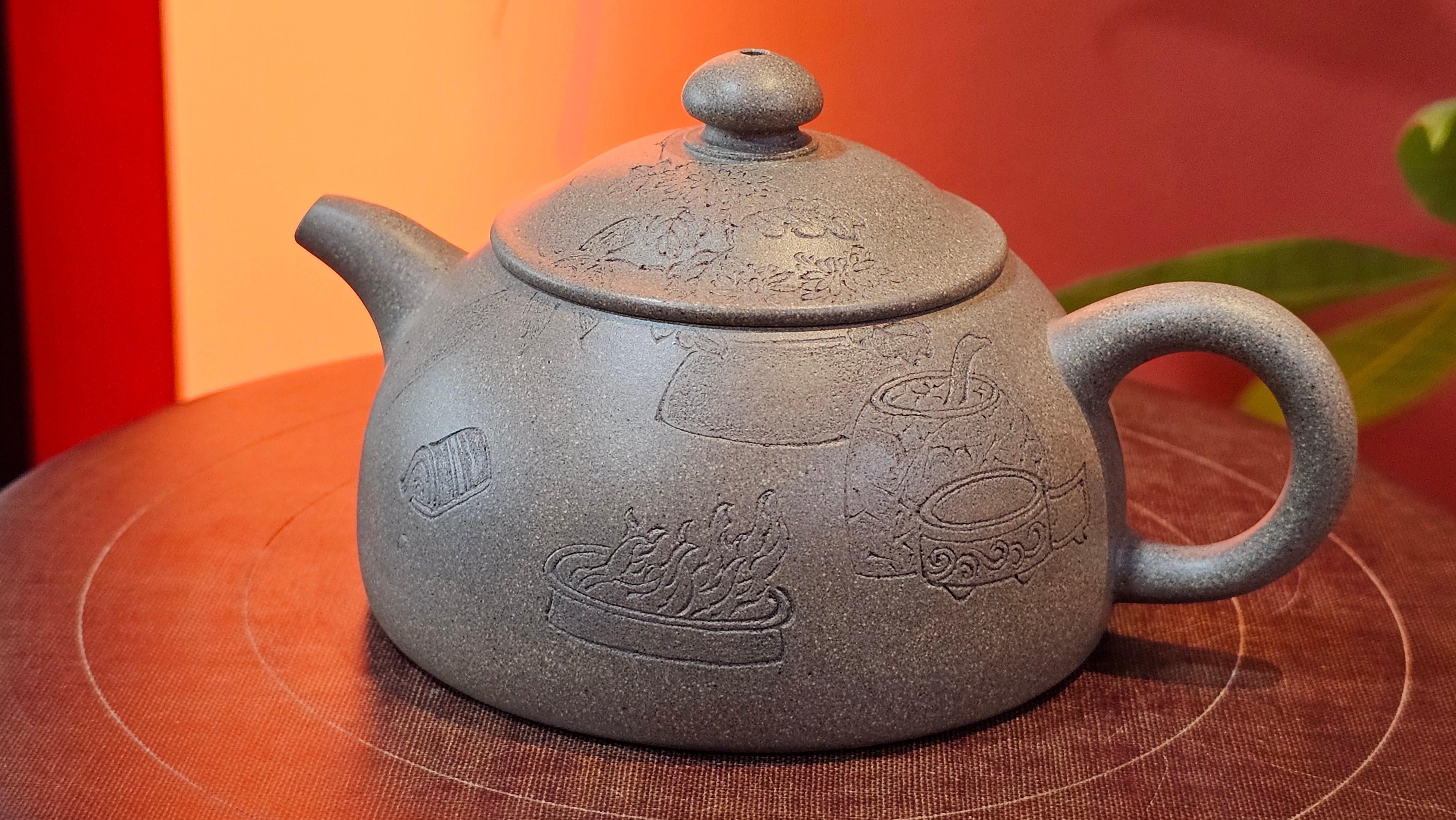 Ban Yue Hu《半月壶》~ "Half Moon Pot", 133.7ml, Qing Hui Duan 青灰段泥, by our Craftsman Zhang Huan 张欢, "Qing Gong Tu" 清供图 Engraving by Craftsman Nan Shan Lao Ren 南山老人 ~!Congratulations to Mr J.S.! 1114hrs 15th August 2025, Chicago, IL!